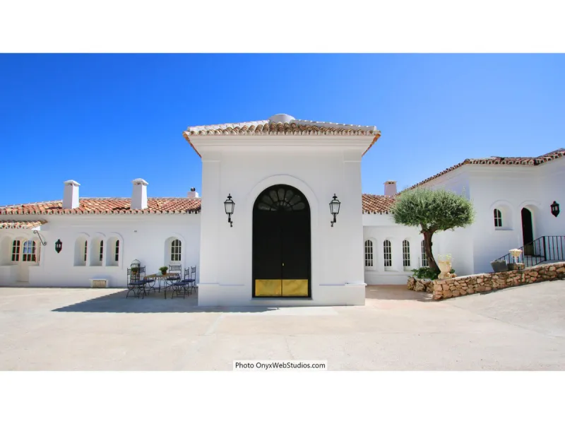 House - Detached Villa в продаже в Mijas, Málaga. В доме 9 спален и 8 ванных комнат. Площадь дома 1135 м². Площадь участка 6000 м²