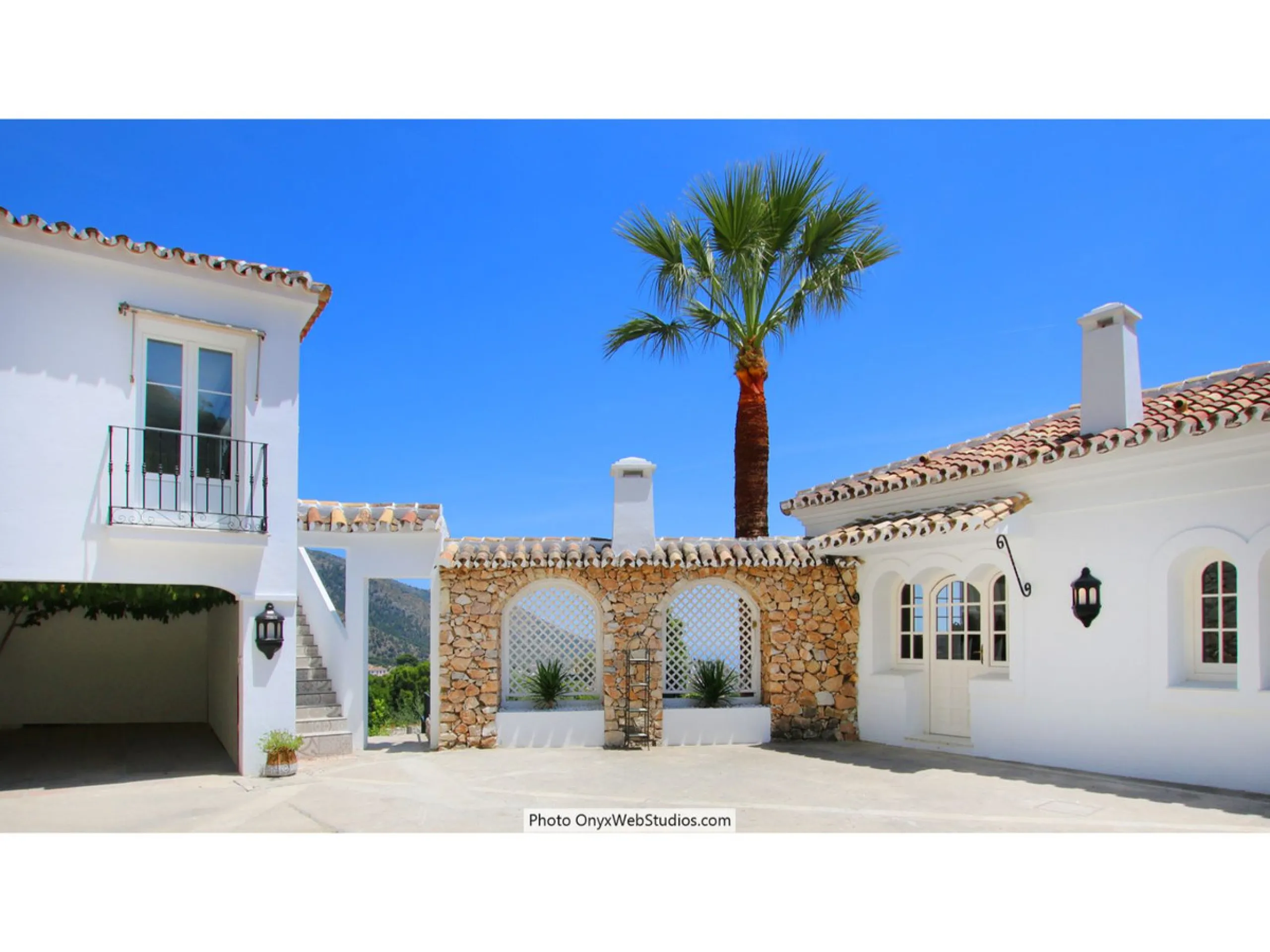 House - Detached Villa в продаже в Mijas, Málaga. В доме 9 спален и 8 ванных комнат. Площадь дома 1135 м². Площадь участка 6000 м²