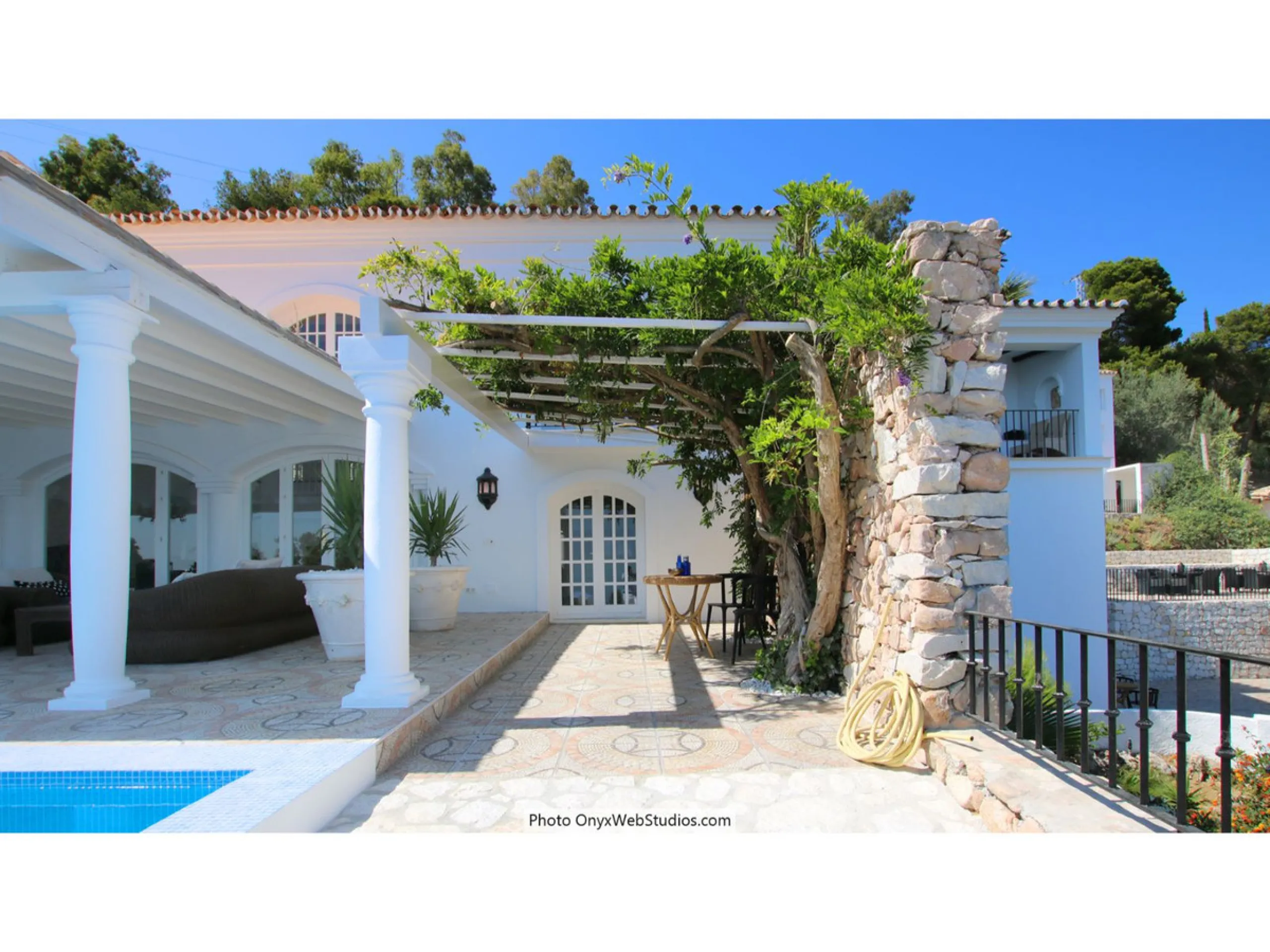 House - Detached Villa в продаже в Mijas, Málaga. В доме 9 спален и 8 ванных комнат. Площадь дома 1135 м². Площадь участка 6000 м²