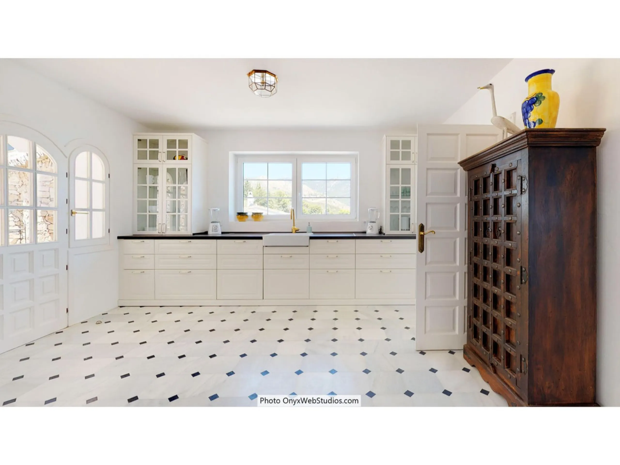 House - Detached Villa в продаже в Mijas, Málaga. В доме 9 спален и 8 ванных комнат. Площадь дома 1135 м². Площадь участка 6000 м²