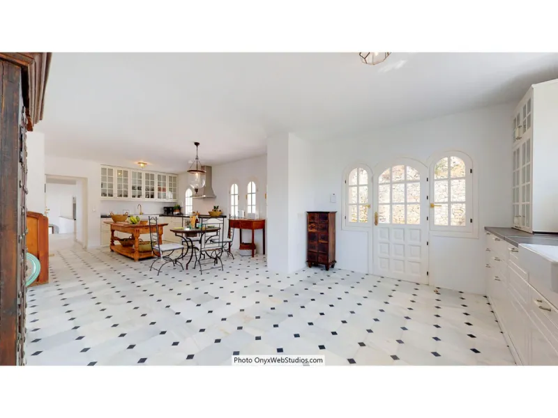 House - Detached Villa в продаже в Mijas, Málaga. В доме 9 спален и 8 ванных комнат. Площадь дома 1135 м². Площадь участка 6000 м²