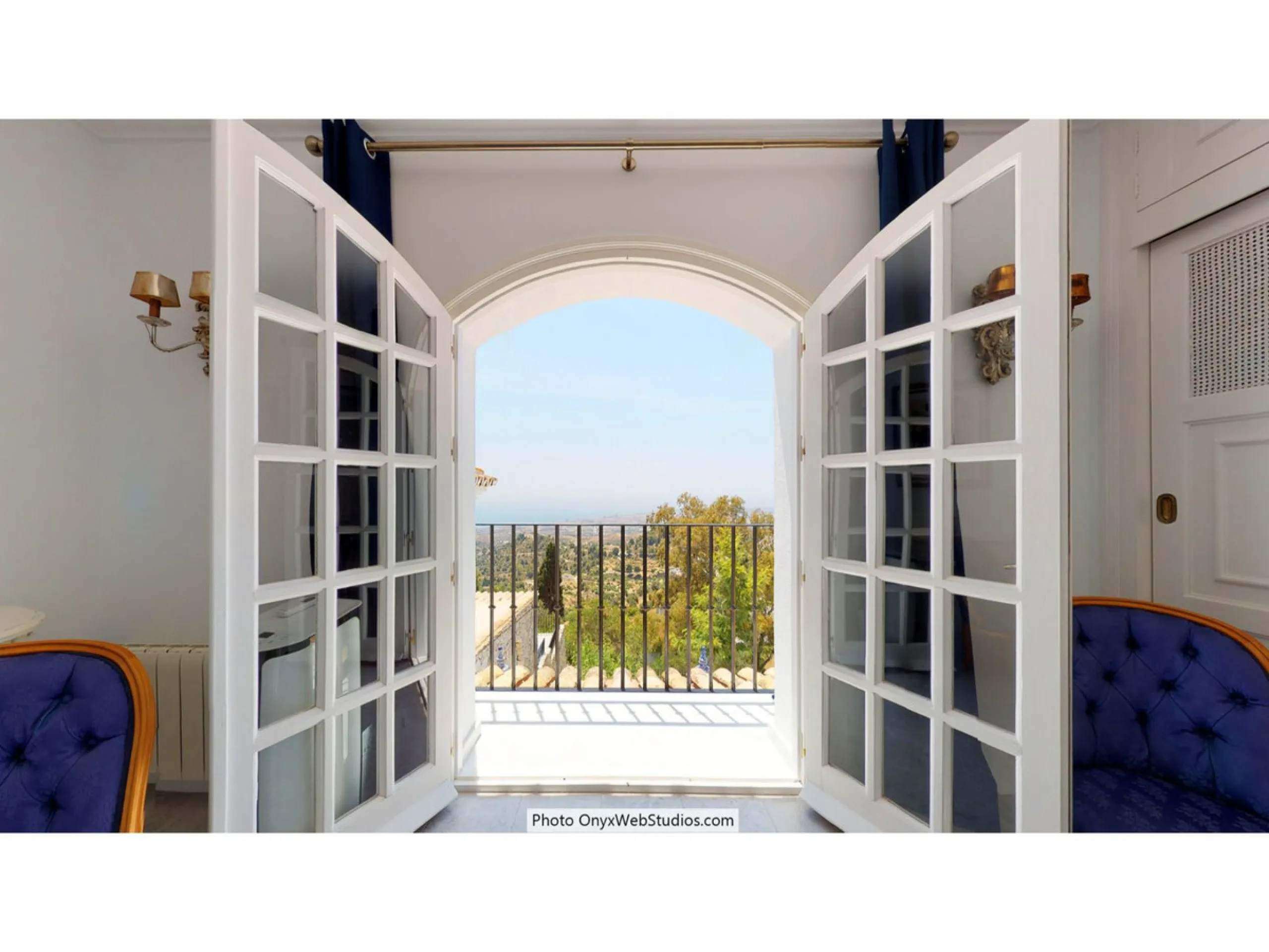 House - Detached Villa в продаже в Mijas, Málaga. В доме 9 спален и 8 ванных комнат. Площадь дома 1135 м². Площадь участка 6000 м²