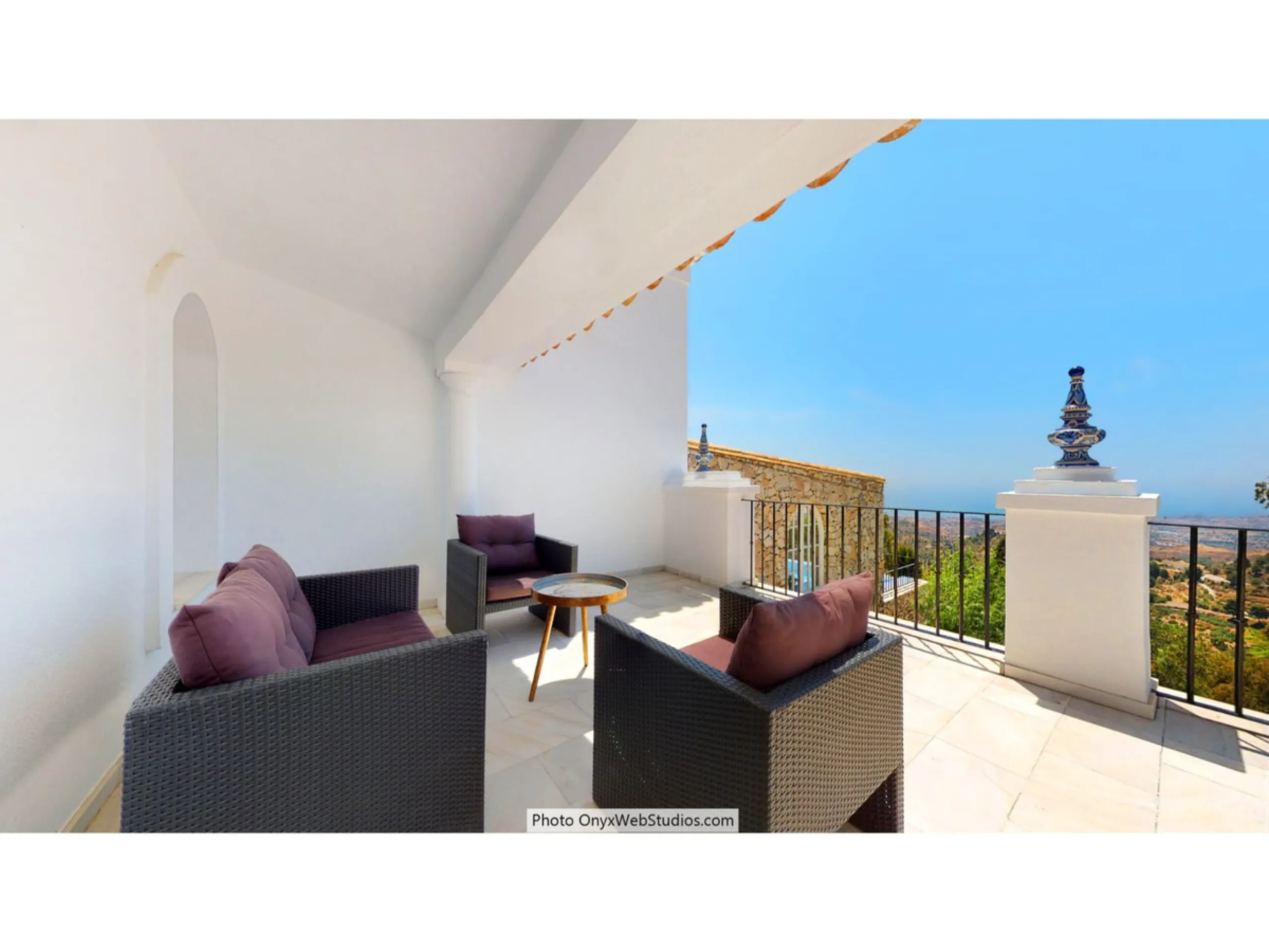House - Detached Villa в продаже в Mijas, Málaga. В доме 9 спален и 8 ванных комнат. Площадь дома 1135 м². Площадь участка 6000 м²