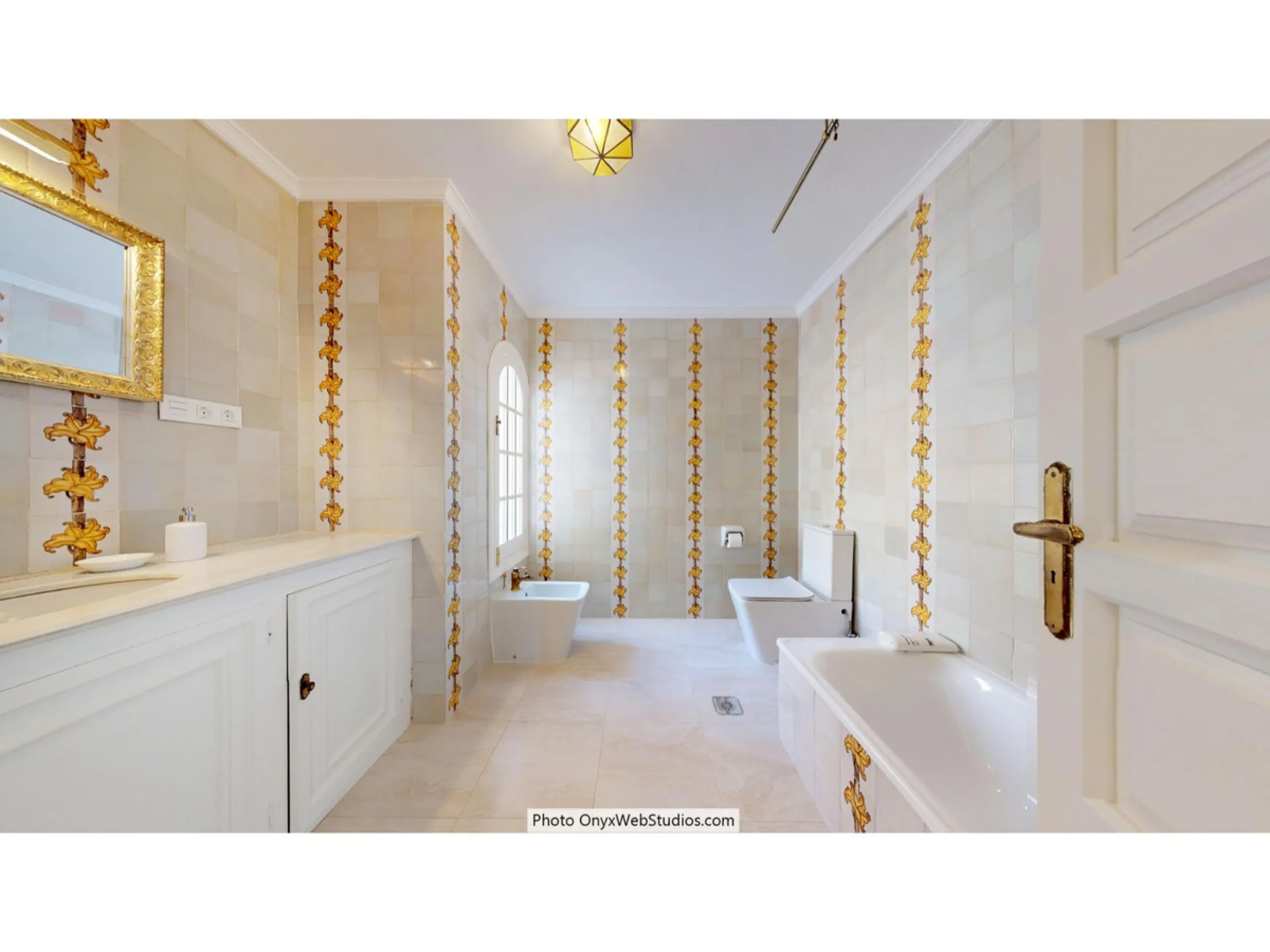 House - Detached Villa в продаже в Mijas, Málaga. В доме 9 спален и 8 ванных комнат. Площадь дома 1135 м². Площадь участка 6000 м²