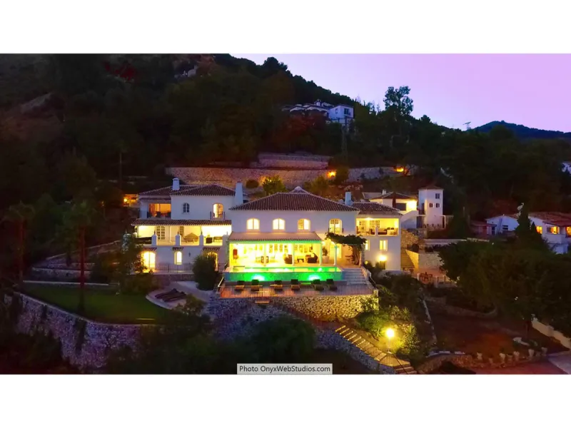 House - Detached Villa в продаже в Mijas, Málaga. В доме 9 спален и 8 ванных комнат. Площадь дома 1135 м². Площадь участка 6000 м²