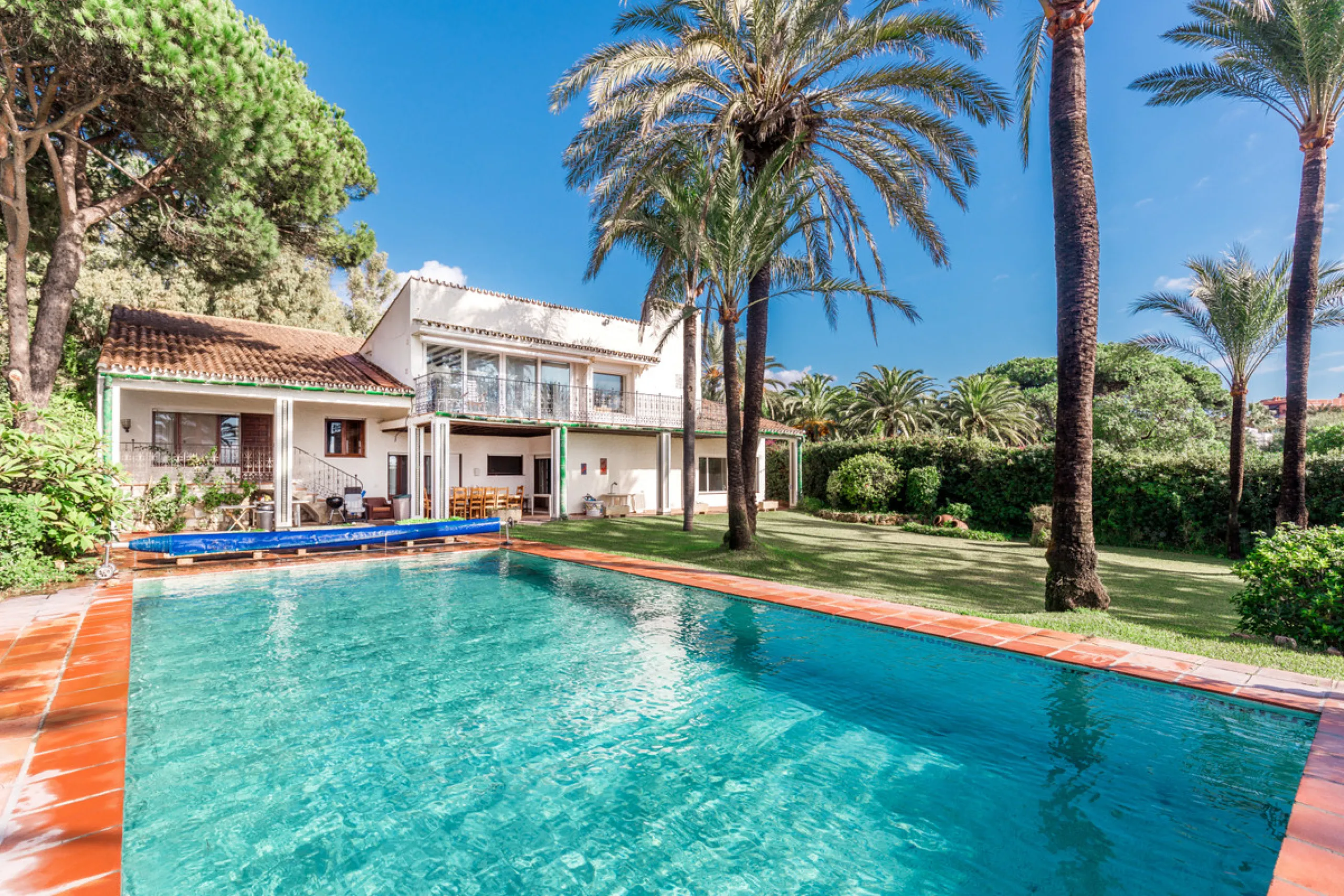 Fantastic opportunity to purchase such a house in this unique location. Frontline beach in los monteros . An absolutely stunning plot  in a fantastic beach location.