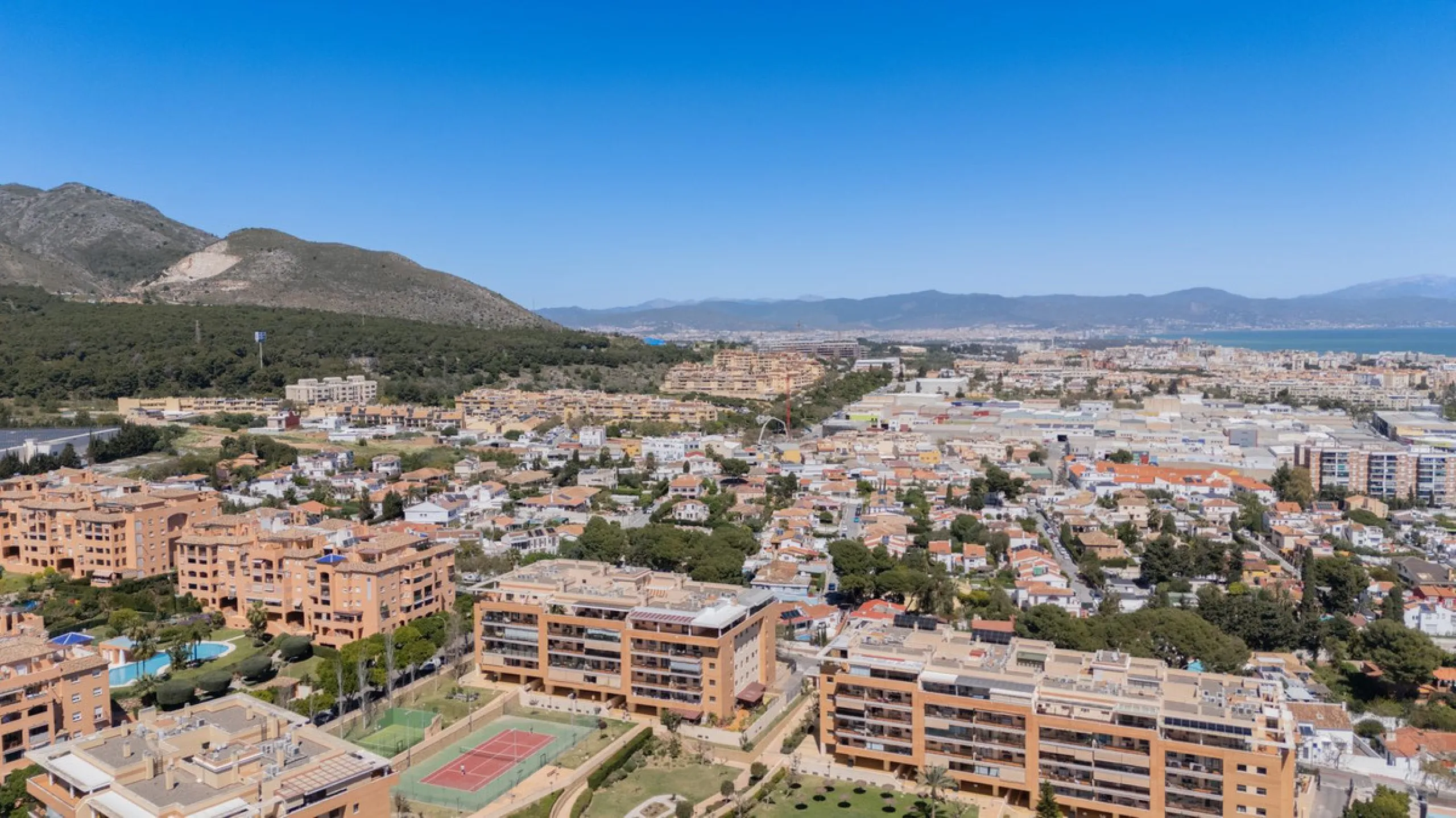 Gut gepflegte Etagenwohnung mit sonniger Terrasse in der Nähe des Bahnhofs El Pinillo in Torremolinos