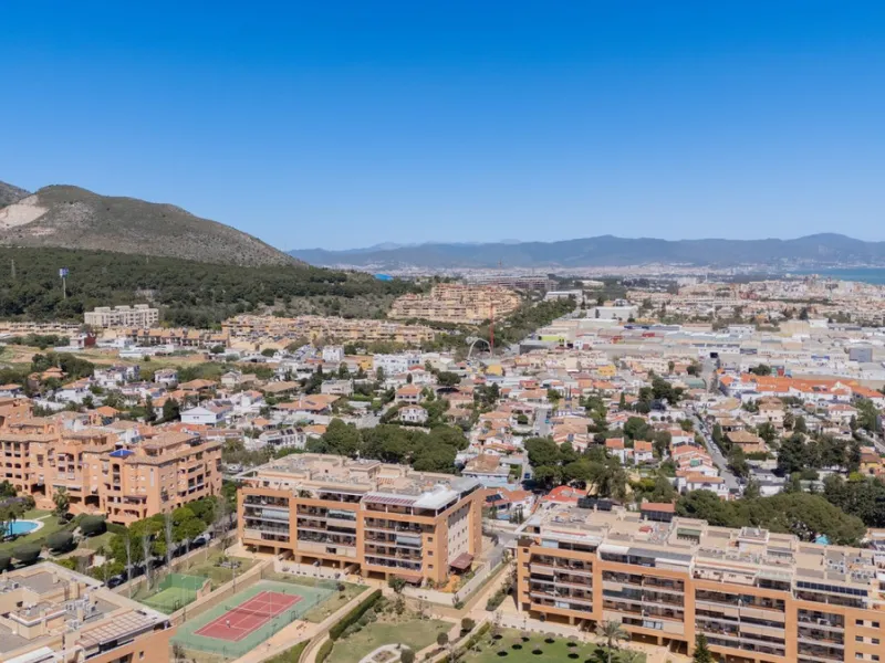 Gut gepflegte Etagenwohnung mit sonniger Terrasse in der Nähe des Bahnhofs El Pinillo in Torremolinos