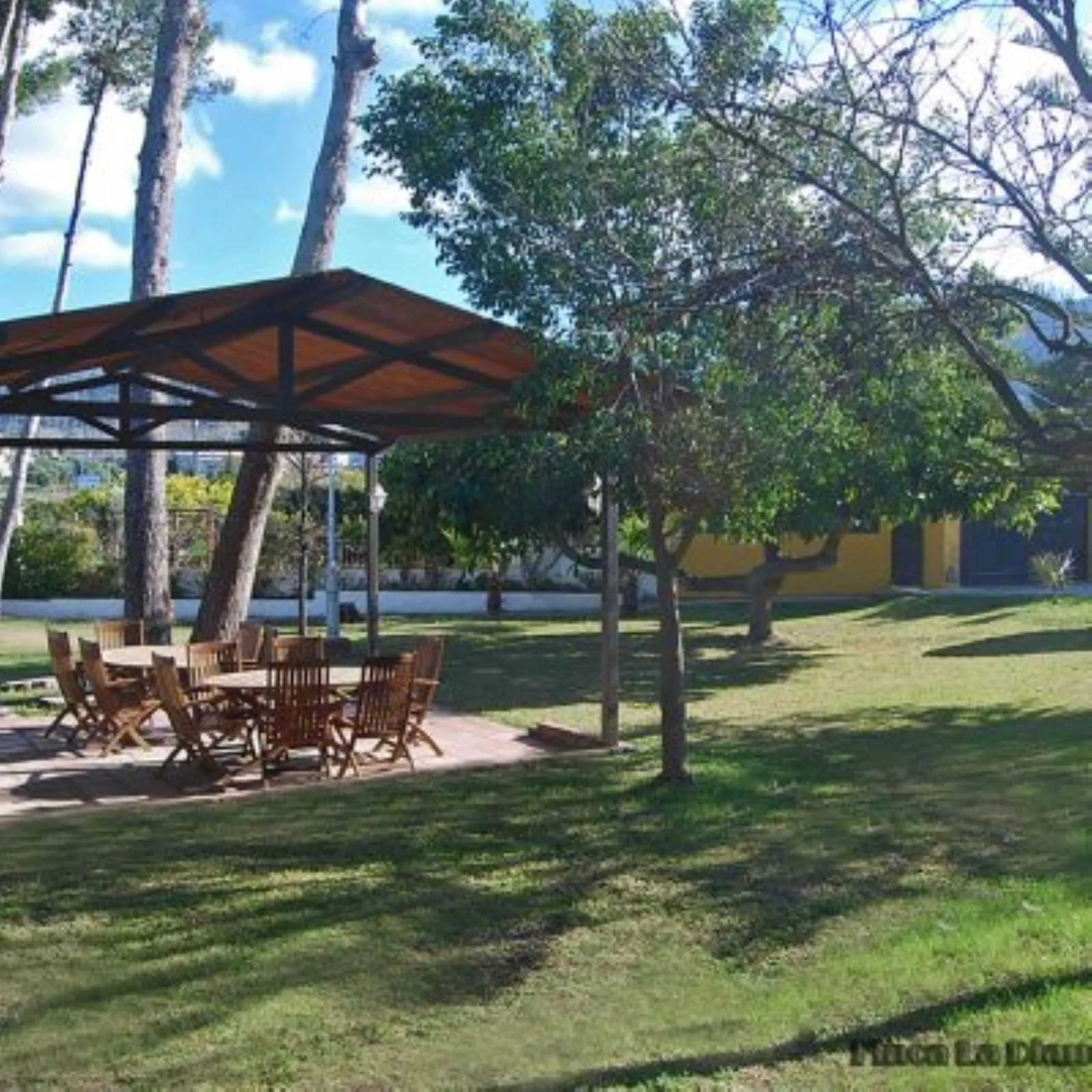 Andalusian Villa located on a plot of 12,000 square meters. With a 3000 m2 garden, mature with some trees over 100 years old, close to schools and shops, with easy access to the highway and close to Malaga airport.