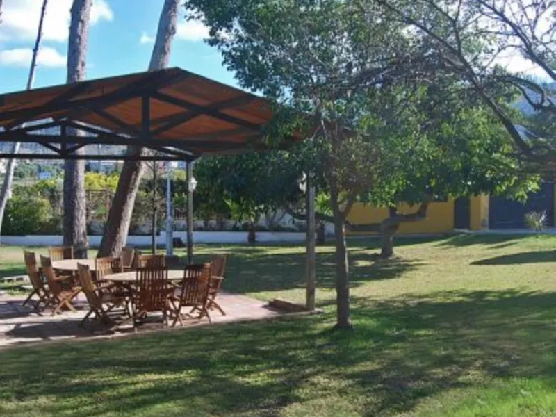 Andalusian Villa located on a plot of 12,000 square meters. With a 3000 m2 garden, mature with some trees over 100 years old, close to schools and shops, with easy access to the highway and close to Malaga airport.