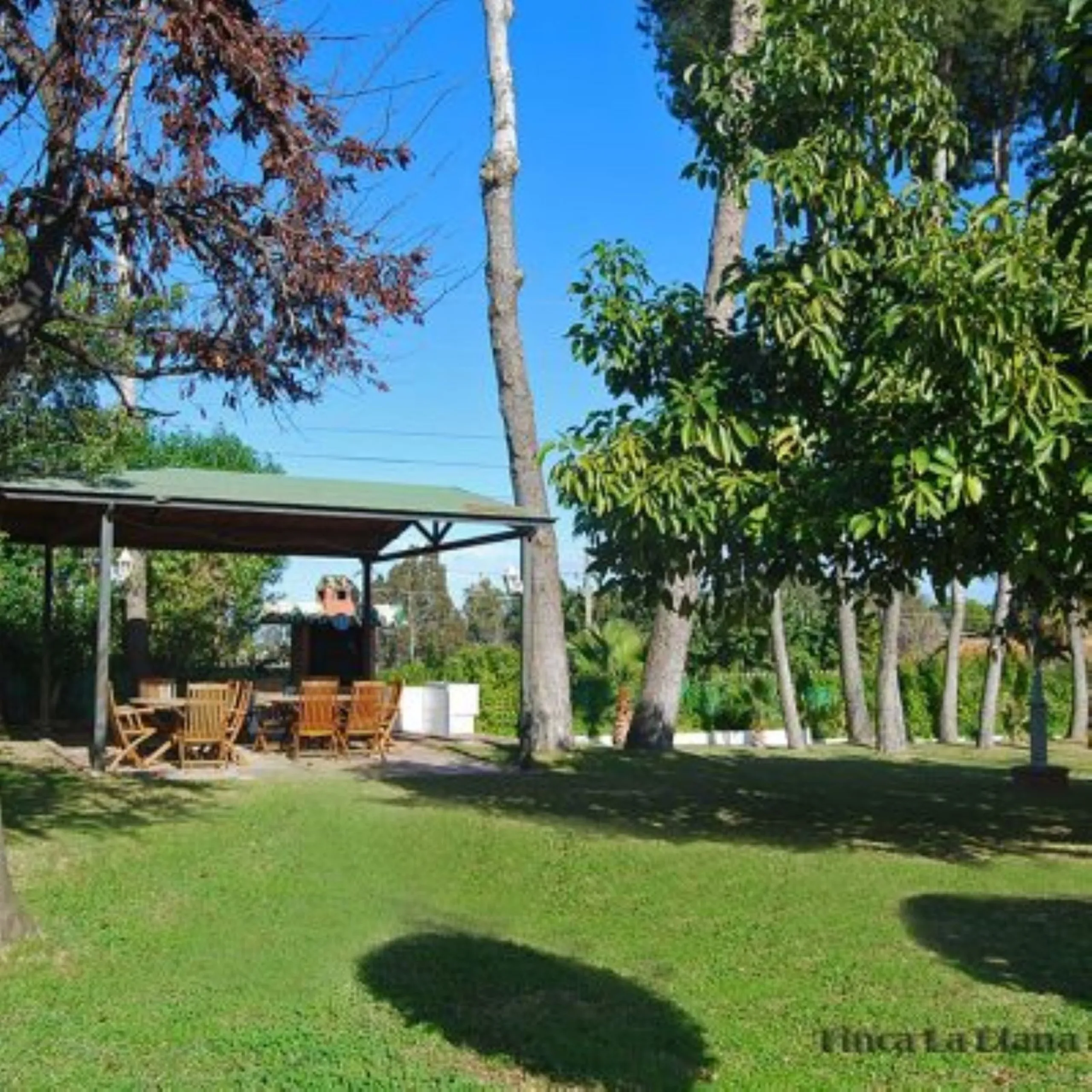 Andalusian Villa located on a plot of 12,000 square meters. With a 3000 m2 garden, mature with some trees over 100 years old, close to schools and shops, with easy access to the highway and close to Malaga airport.