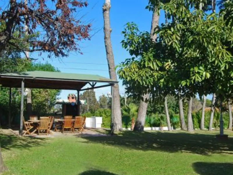 Andalusian Villa located on a plot of 12,000 square meters. With a 3000 m2 garden, mature with some trees over 100 years old, close to schools and shops, with easy access to the highway and close to Malaga airport.