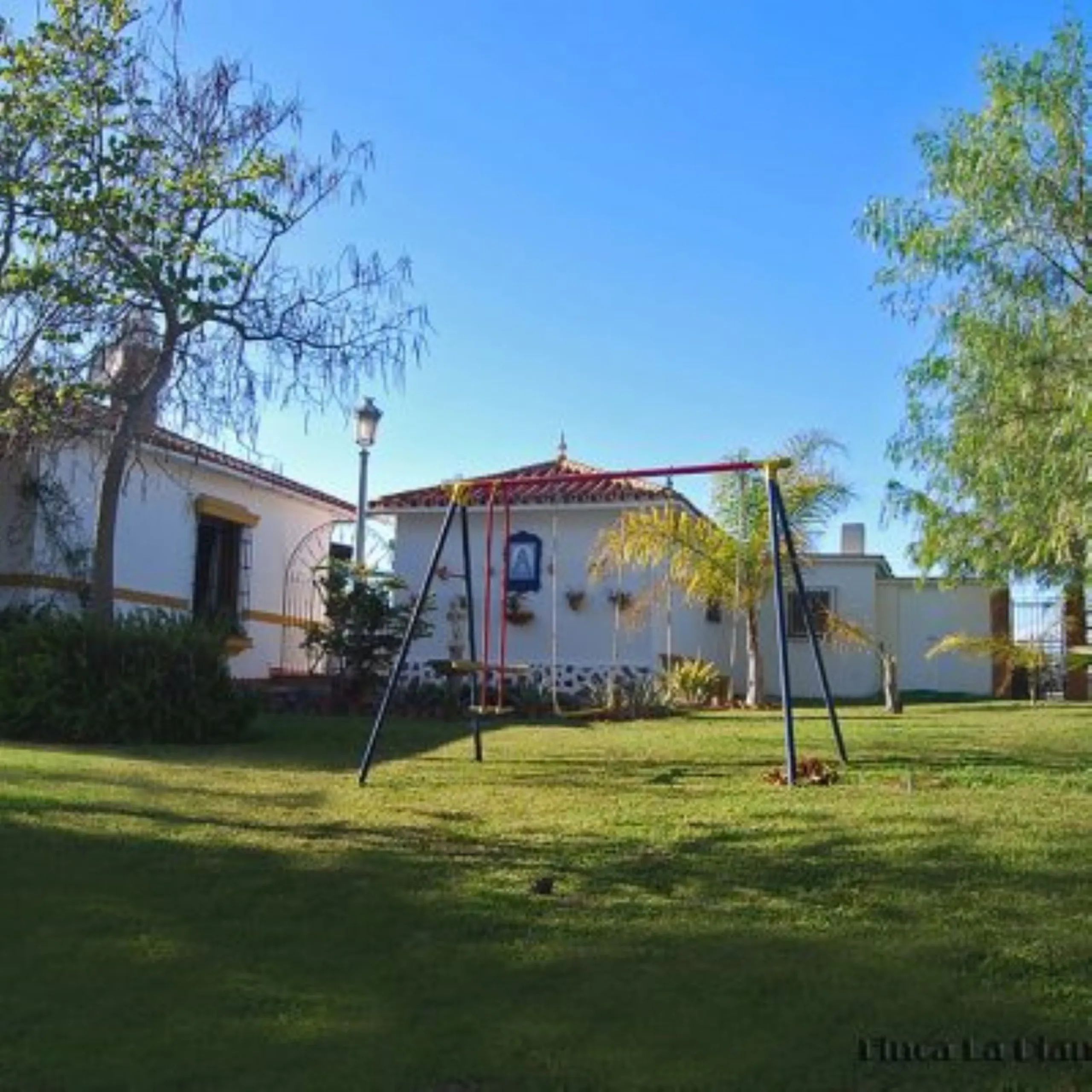 Andalusian Villa located on a plot of 12,000 square meters. With a 3000 m2 garden, mature with some trees over 100 years old, close to schools and shops, with easy access to the highway and close to Malaga airport.