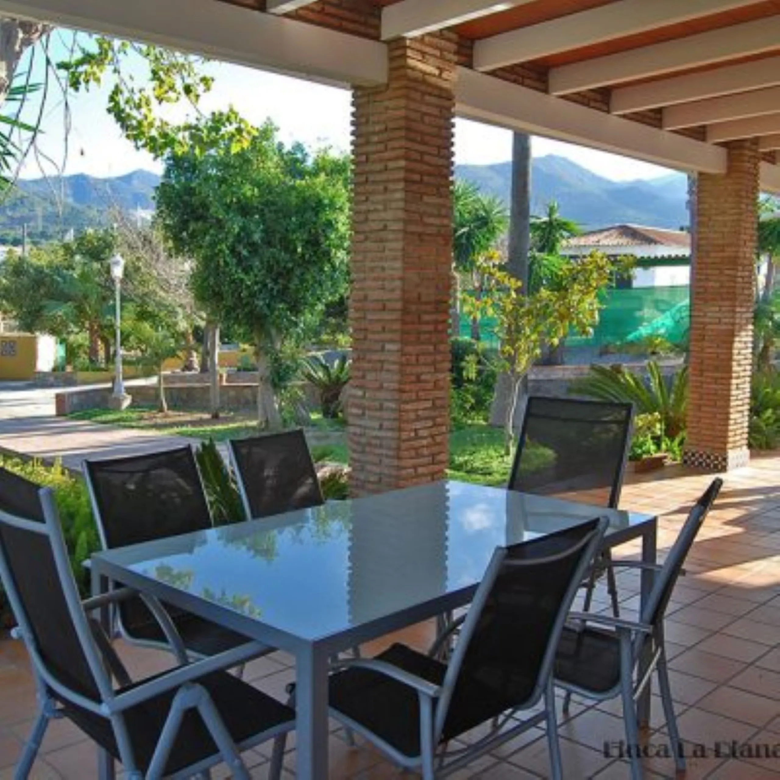 Andalusian Villa located on a plot of 12,000 square meters. With a 3000 m2 garden, mature with some trees over 100 years old, close to schools and shops, with easy access to the highway and close to Malaga airport.