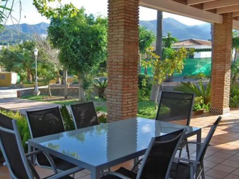 Andalusian Villa located on a plot of 12,000 square meters. With a 3000 m2 garden, mature with some trees over 100 years old, close to schools and shops, with easy access to the highway and close to Malaga airport.