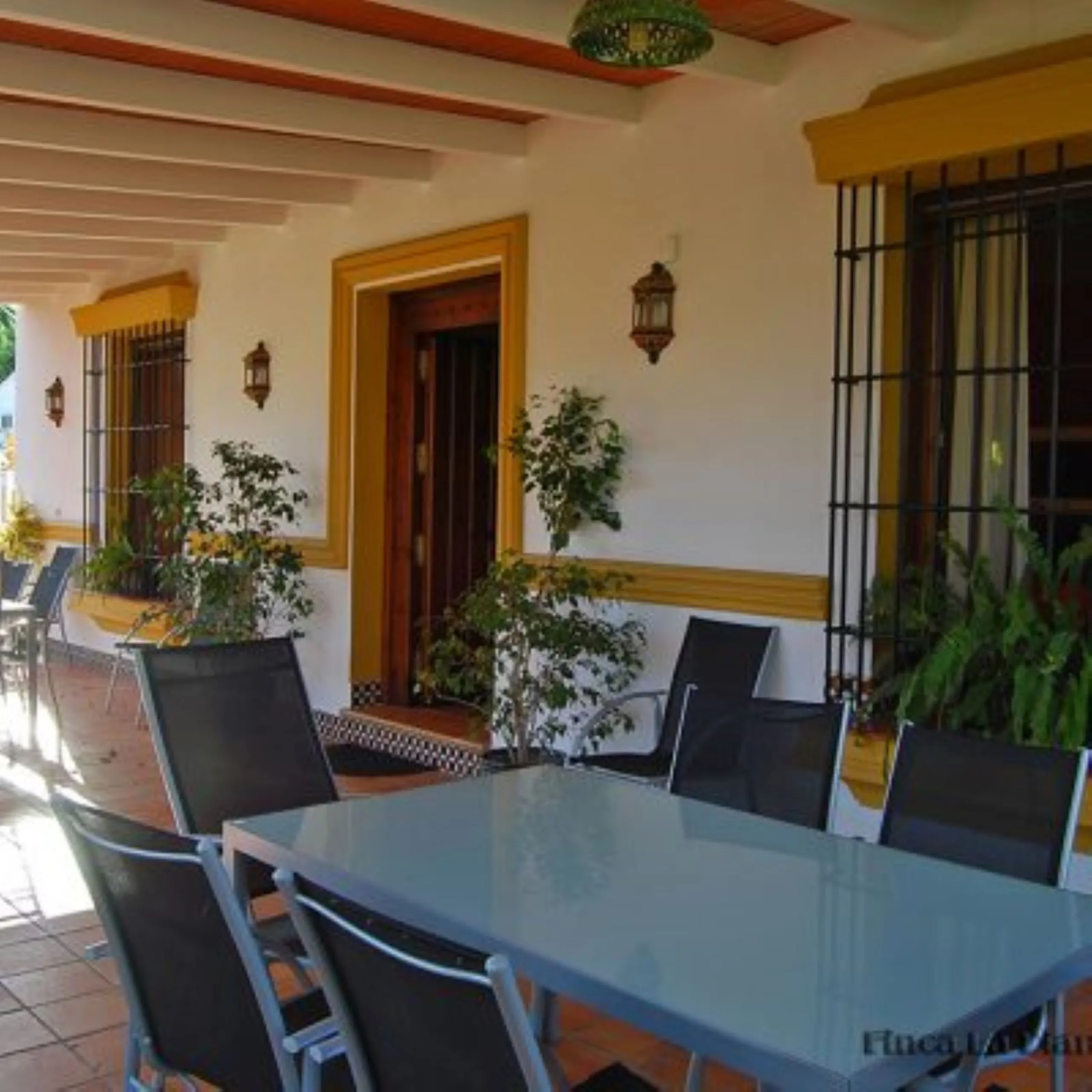 Andalusian Villa located on a plot of 12,000 square meters. With a 3000 m2 garden, mature with some trees over 100 years old, close to schools and shops, with easy access to the highway and close to Malaga airport.