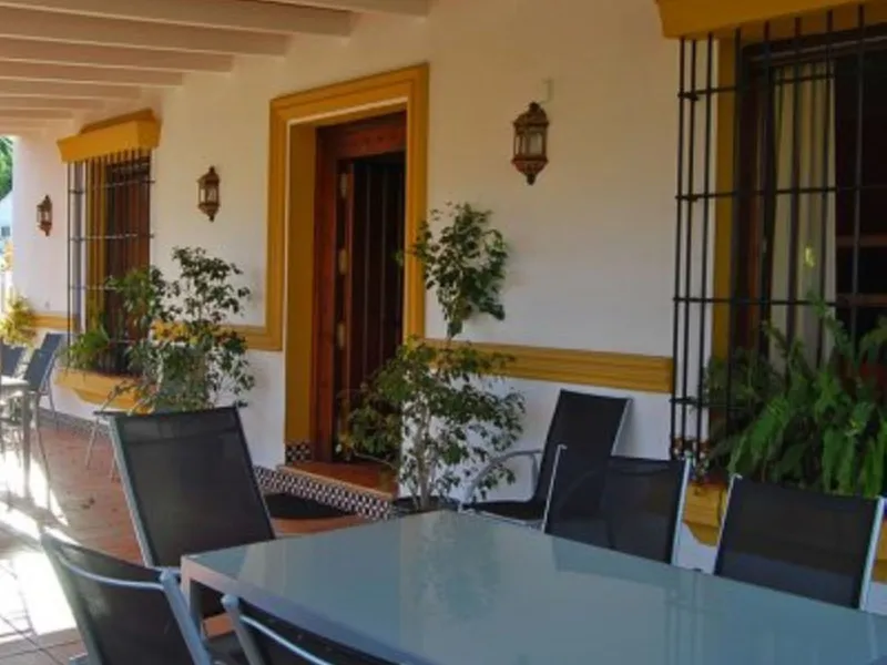 Andalusian Villa located on a plot of 12,000 square meters. With a 3000 m2 garden, mature with some trees over 100 years old, close to schools and shops, with easy access to the highway and close to Malaga airport.