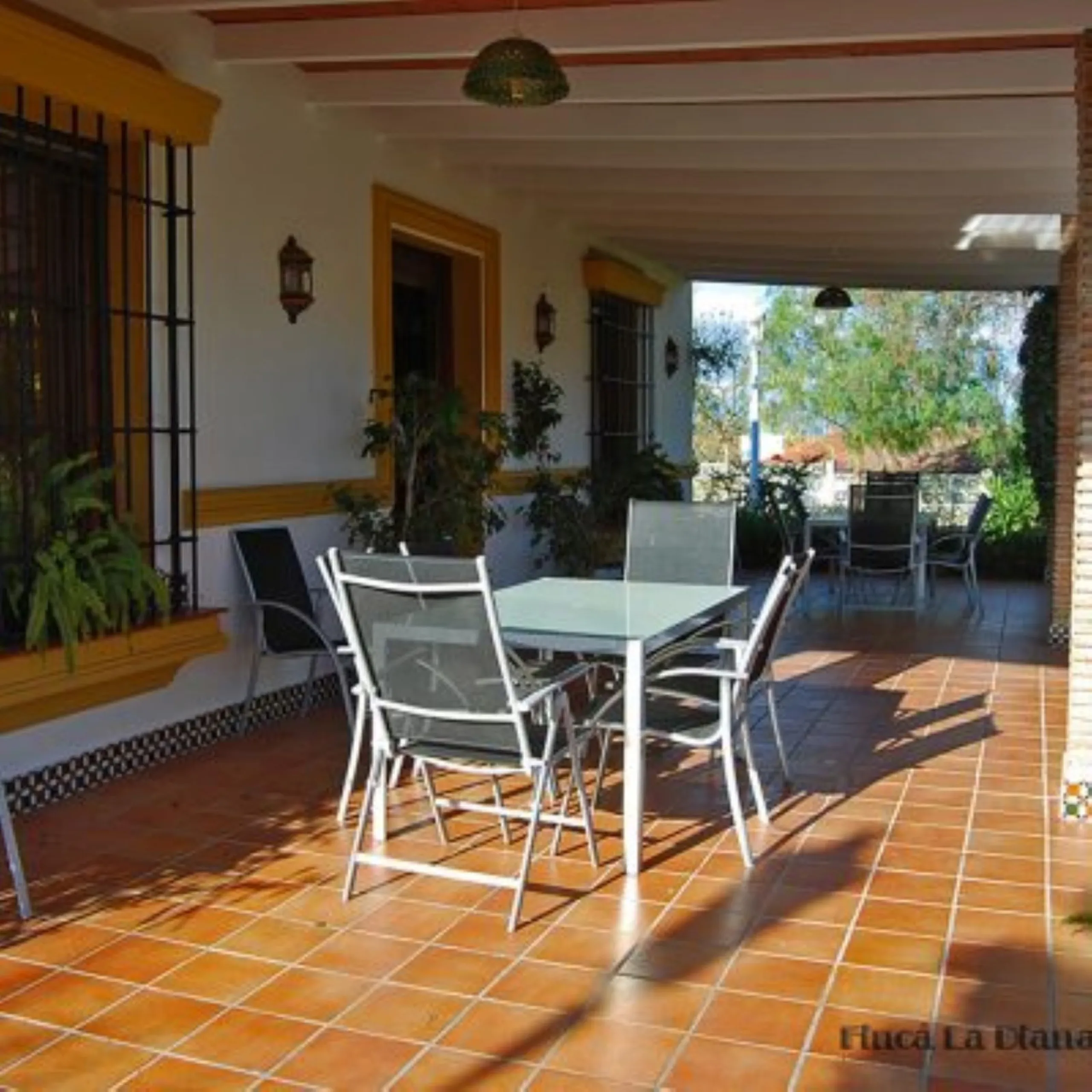 Andalusian Villa located on a plot of 12,000 square meters. With a 3000 m2 garden, mature with some trees over 100 years old, close to schools and shops, with easy access to the highway and close to Malaga airport.