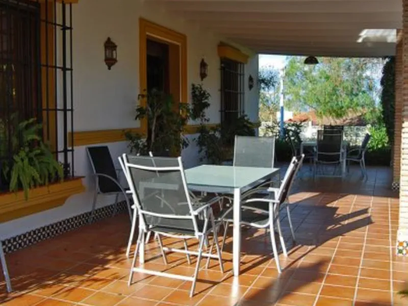 Andalusian Villa located on a plot of 12,000 square meters. With a 3000 m2 garden, mature with some trees over 100 years old, close to schools and shops, with easy access to the highway and close to Malaga airport.