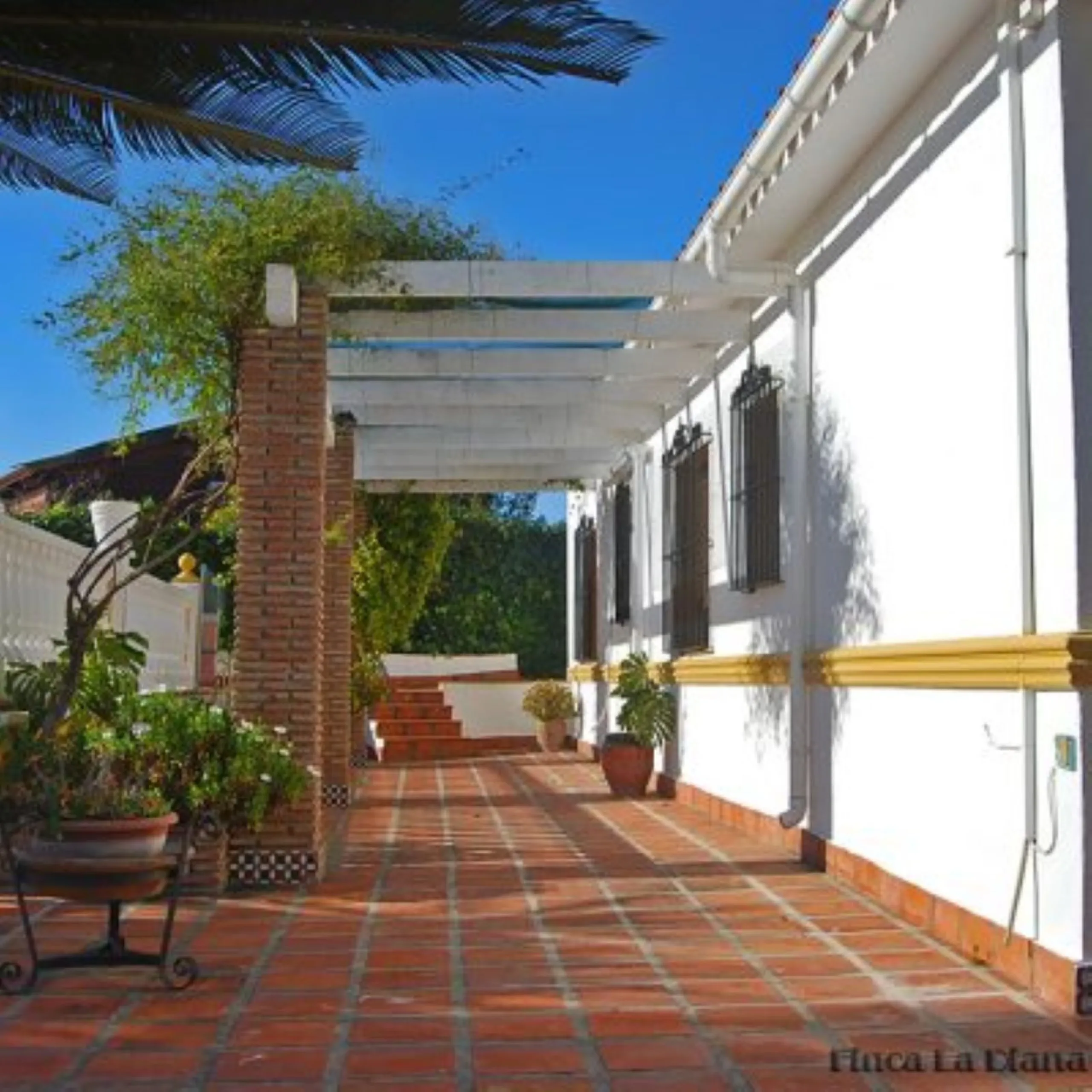 Andalusian Villa located on a plot of 12,000 square meters. With a 3000 m2 garden, mature with some trees over 100 years old, close to schools and shops, with easy access to the highway and close to Malaga airport.