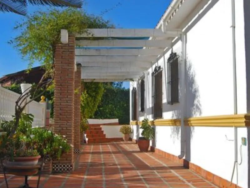Andalusian Villa located on a plot of 12,000 square meters. With a 3000 m2 garden, mature with some trees over 100 years old, close to schools and shops, with easy access to the highway and close to Malaga airport.