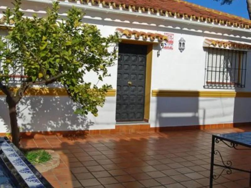 Andalusian Villa located on a plot of 12,000 square meters. With a 3000 m2 garden, mature with some trees over 100 years old, close to schools and shops, with easy access to the highway and close to Malaga airport.