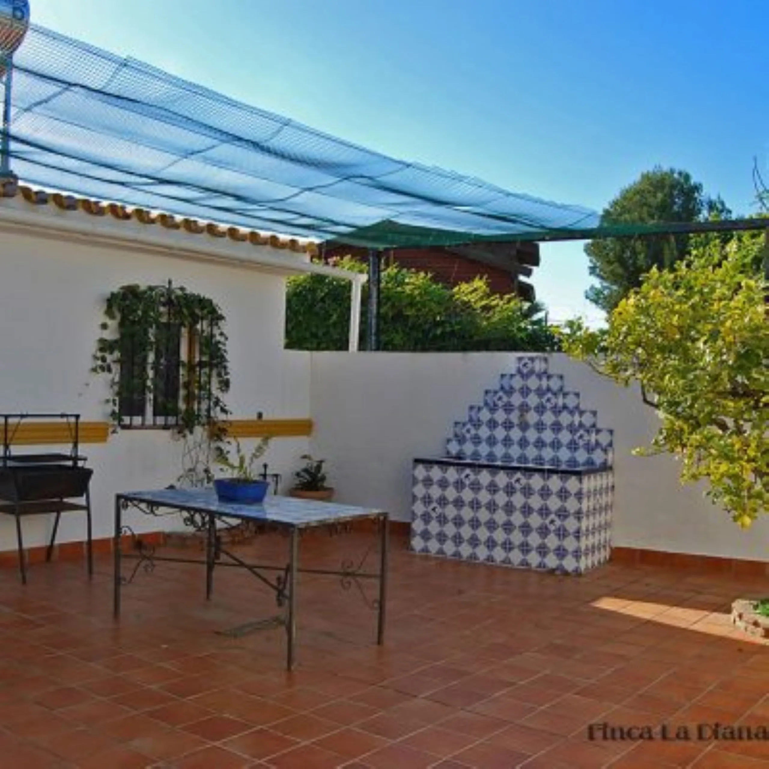 Andalusian Villa located on a plot of 12,000 square meters. With a 3000 m2 garden, mature with some trees over 100 years old, close to schools and shops, with easy access to the highway and close to Malaga airport.