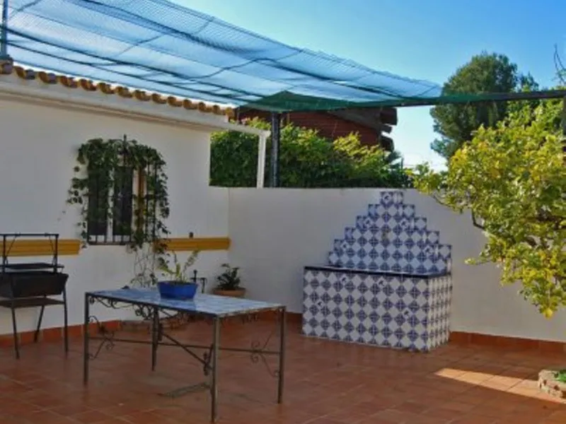 Andalusian Villa located on a plot of 12,000 square meters. With a 3000 m2 garden, mature with some trees over 100 years old, close to schools and shops, with easy access to the highway and close to Malaga airport.