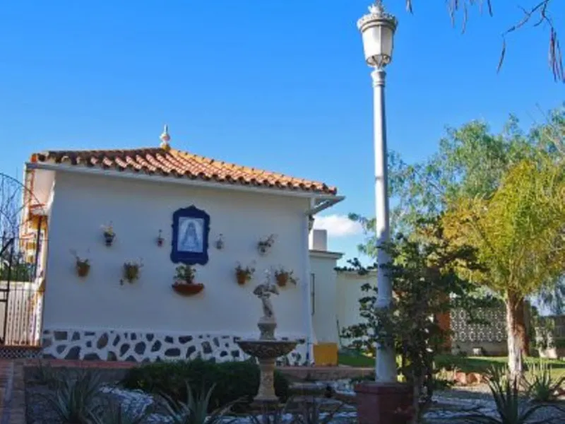 Andalusian Villa located on a plot of 12,000 square meters. With a 3000 m2 garden, mature with some trees over 100 years old, close to schools and shops, with easy access to the highway and close to Malaga airport.