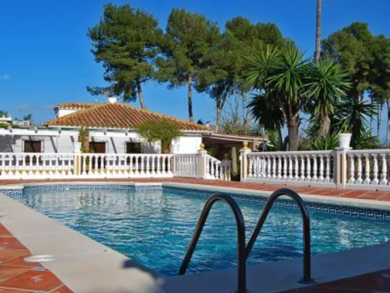 Andalusian Villa located on a plot of 12,000 square meters. With a 3000 m2 garden, mature with some trees over 100 years old, close to schools and shops, with easy access to the highway and close to Malaga airport.