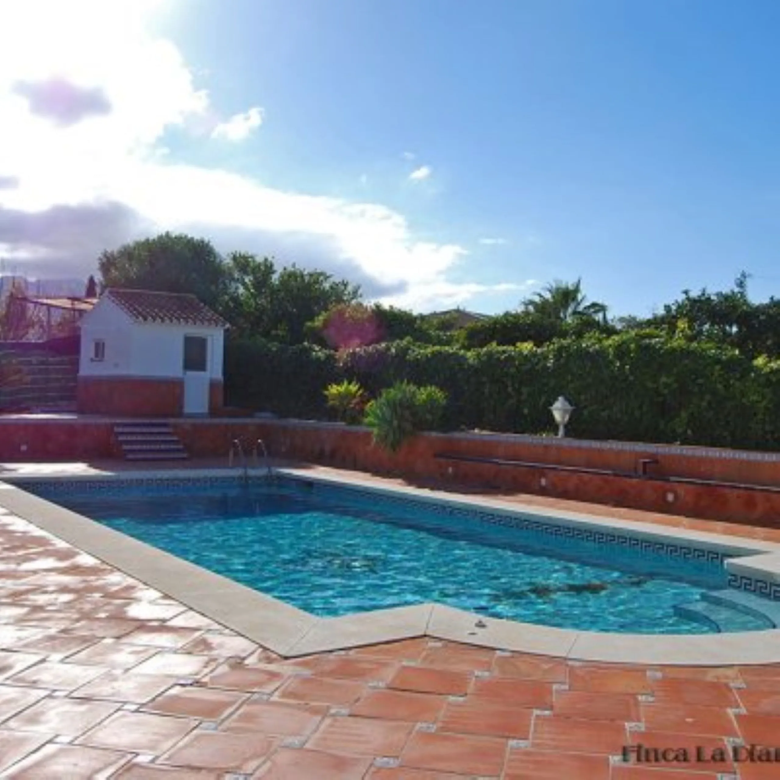Andalusian Villa located on a plot of 12,000 square meters. With a 3000 m2 garden, mature with some trees over 100 years old, close to schools and shops, with easy access to the highway and close to Malaga airport.