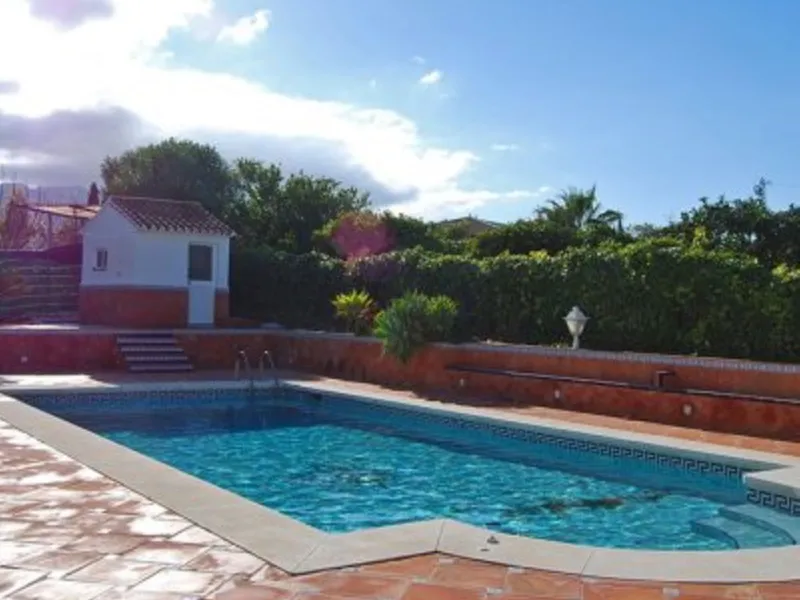 Andalusian Villa located on a plot of 12,000 square meters. With a 3000 m2 garden, mature with some trees over 100 years old, close to schools and shops, with easy access to the highway and close to Malaga airport.