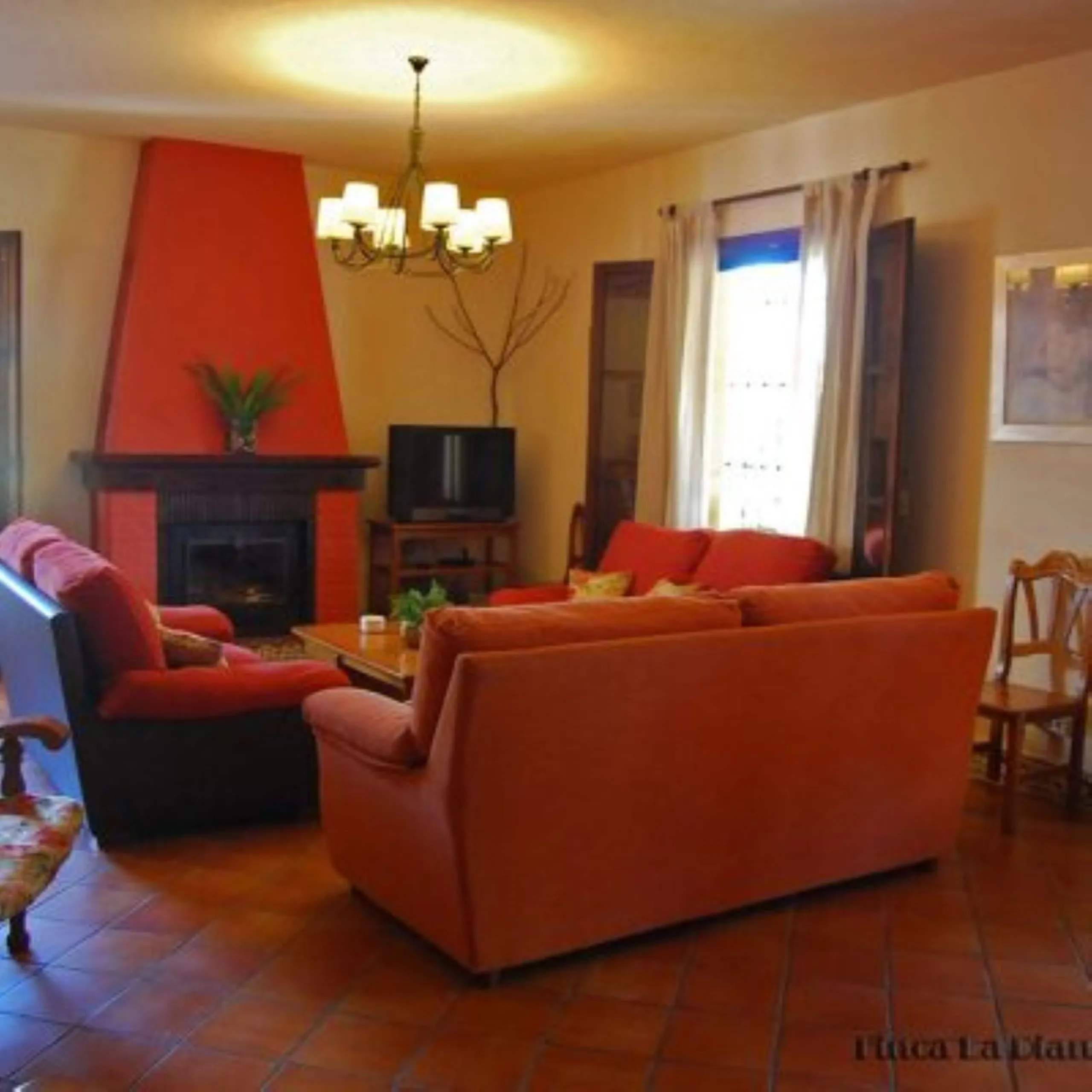 Andalusian Villa located on a plot of 12,000 square meters. With a 3000 m2 garden, mature with some trees over 100 years old, close to schools and shops, with easy access to the highway and close to Malaga airport.