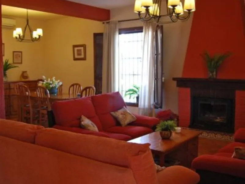 Andalusian Villa located on a plot of 12,000 square meters. With a 3000 m2 garden, mature with some trees over 100 years old, close to schools and shops, with easy access to the highway and close to Malaga airport.