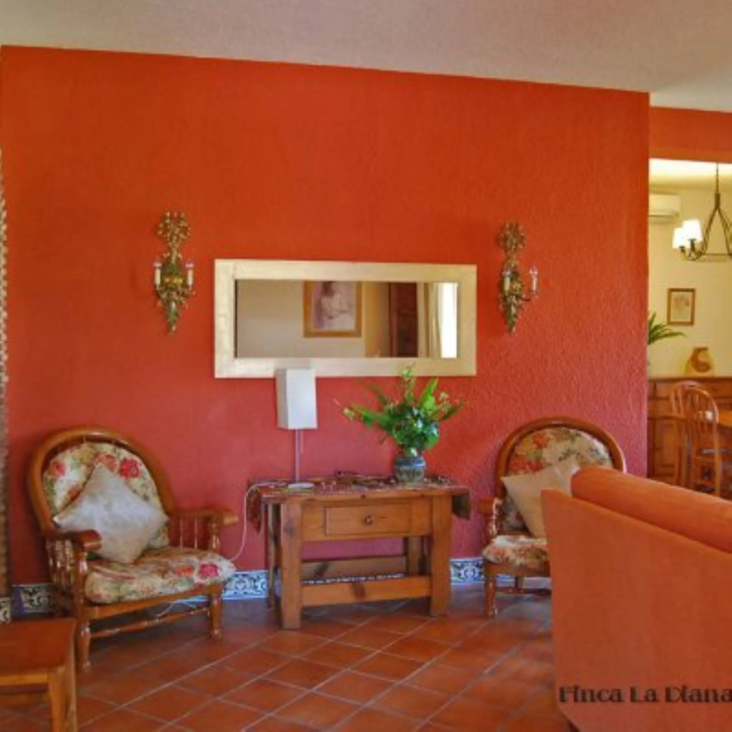 Andalusian Villa located on a plot of 12,000 square meters. With a 3000 m2 garden, mature with some trees over 100 years old, close to schools and shops, with easy access to the highway and close to Malaga airport.