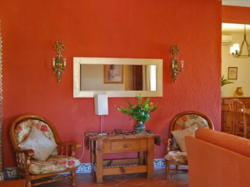 Andalusian Villa located on a plot of 12,000 square meters. With a 3000 m2 garden, mature with some trees over 100 years old, close to schools and shops, with easy access to the highway and close to Malaga airport.