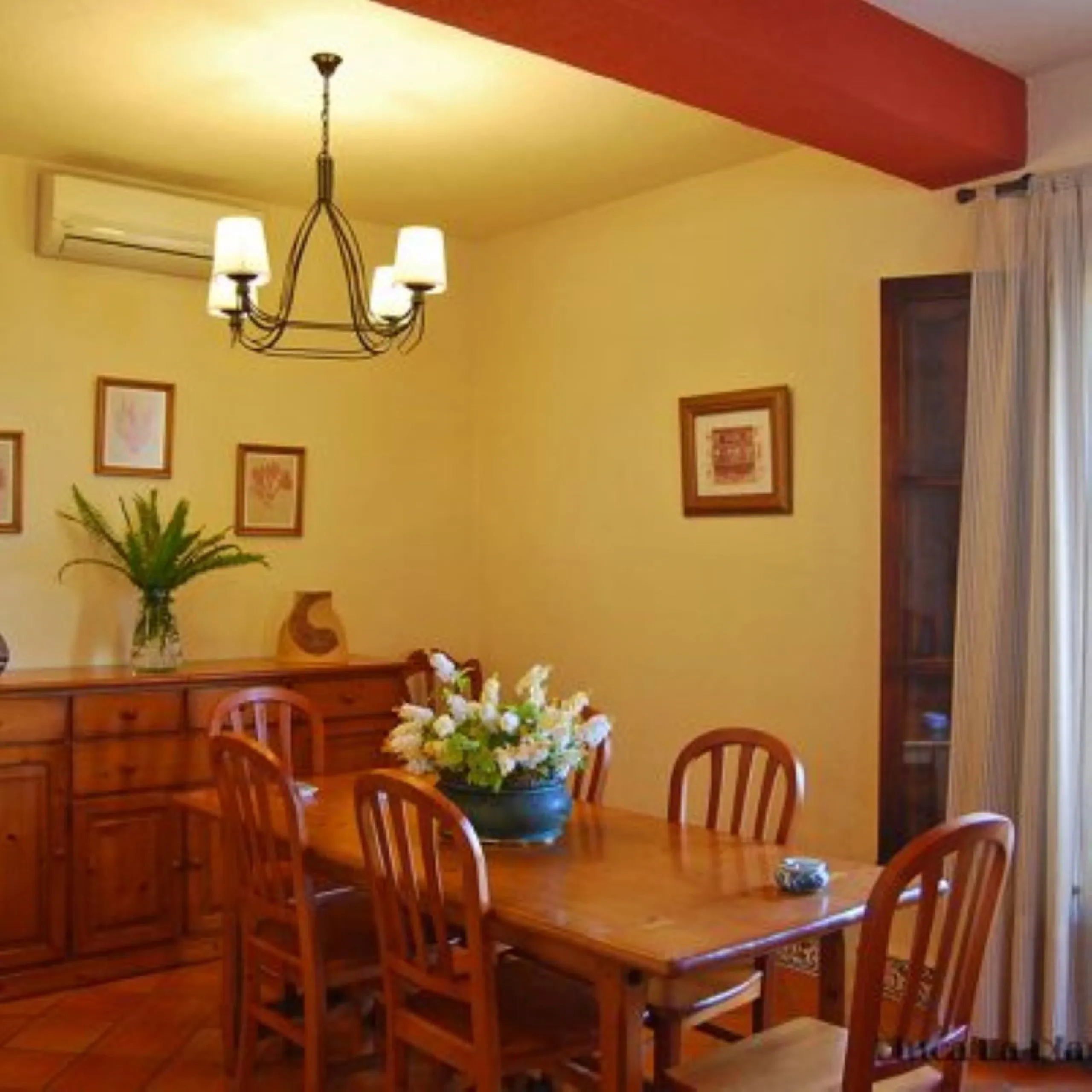 Andalusian Villa located on a plot of 12,000 square meters. With a 3000 m2 garden, mature with some trees over 100 years old, close to schools and shops, with easy access to the highway and close to Malaga airport.
