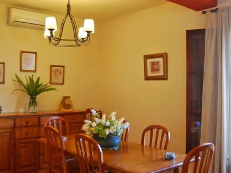 Andalusian Villa located on a plot of 12,000 square meters. With a 3000 m2 garden, mature with some trees over 100 years old, close to schools and shops, with easy access to the highway and close to Malaga airport.