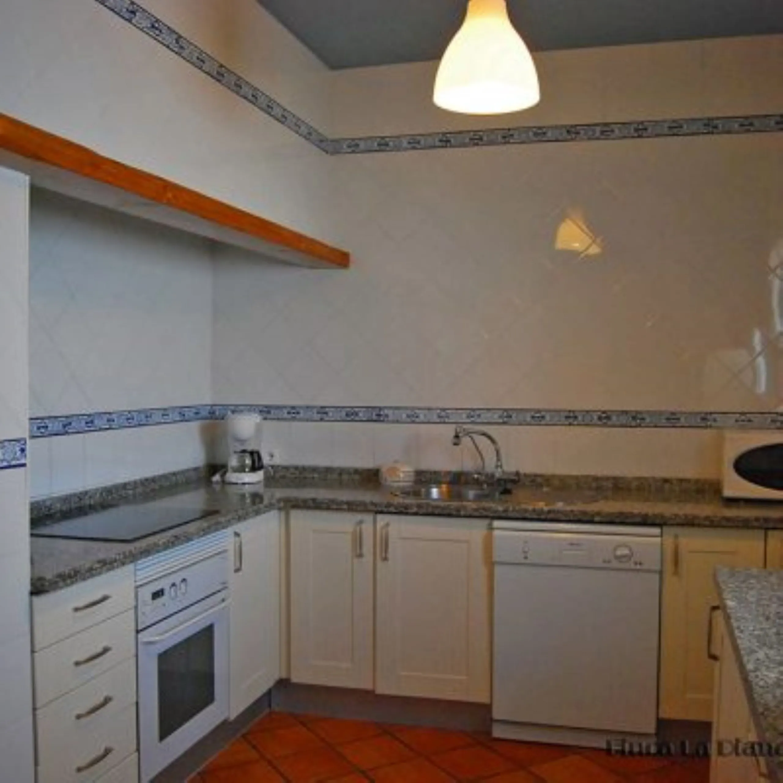Andalusian Villa located on a plot of 12,000 square meters. With a 3000 m2 garden, mature with some trees over 100 years old, close to schools and shops, with easy access to the highway and close to Malaga airport.