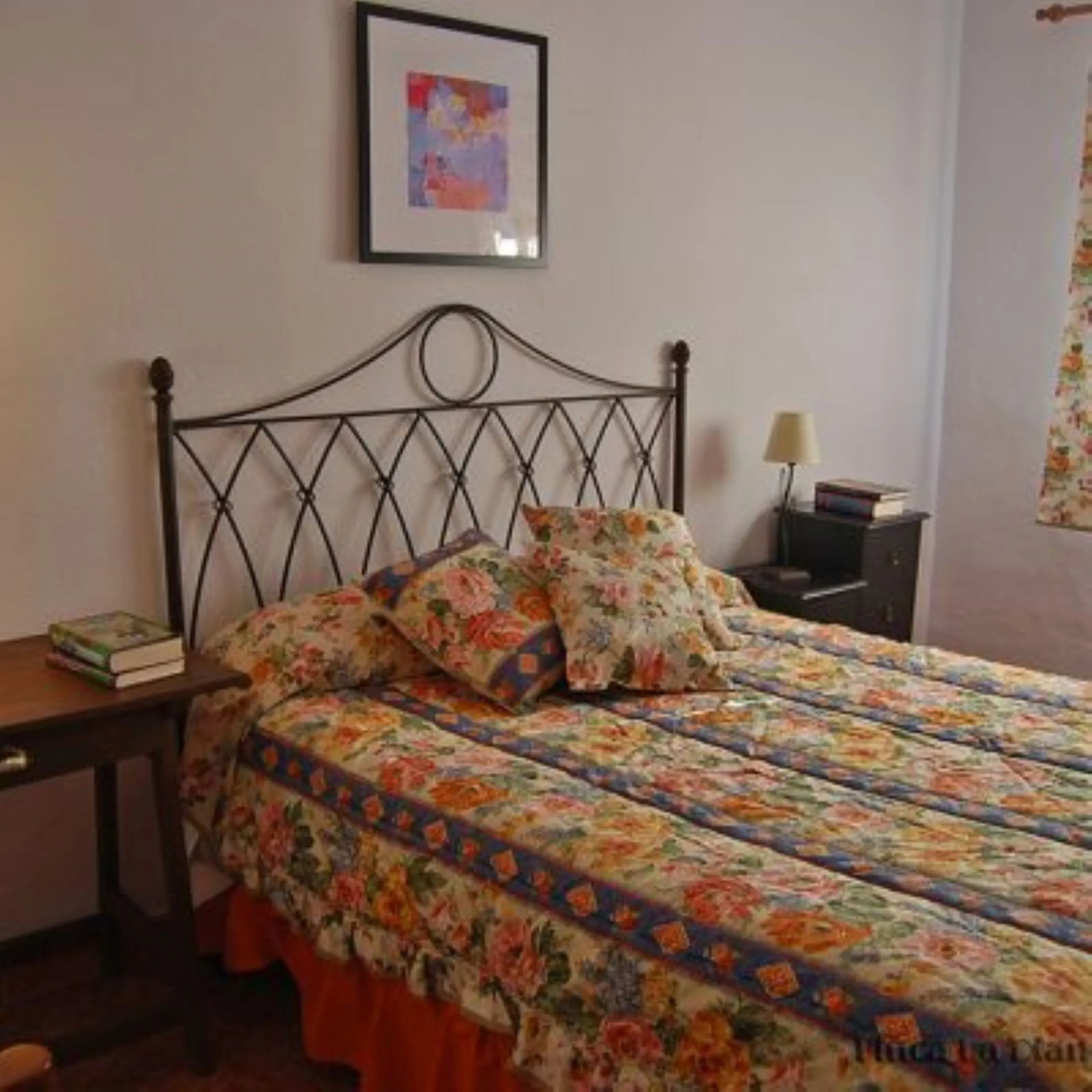 Andalusian Villa located on a plot of 12,000 square meters. With a 3000 m2 garden, mature with some trees over 100 years old, close to schools and shops, with easy access to the highway and close to Malaga airport.