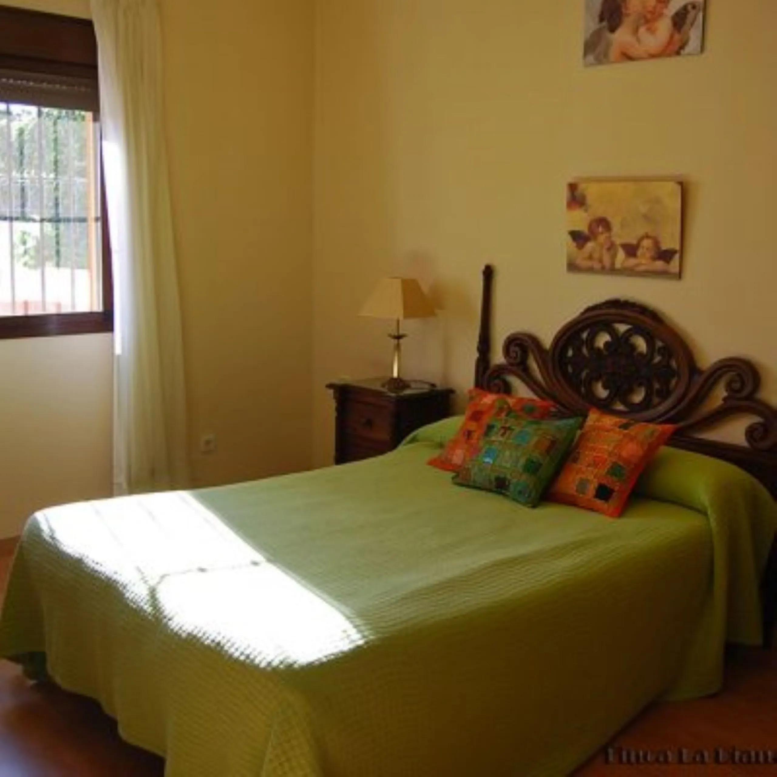 Andalusian Villa located on a plot of 12,000 square meters. With a 3000 m2 garden, mature with some trees over 100 years old, close to schools and shops, with easy access to the highway and close to Malaga airport.