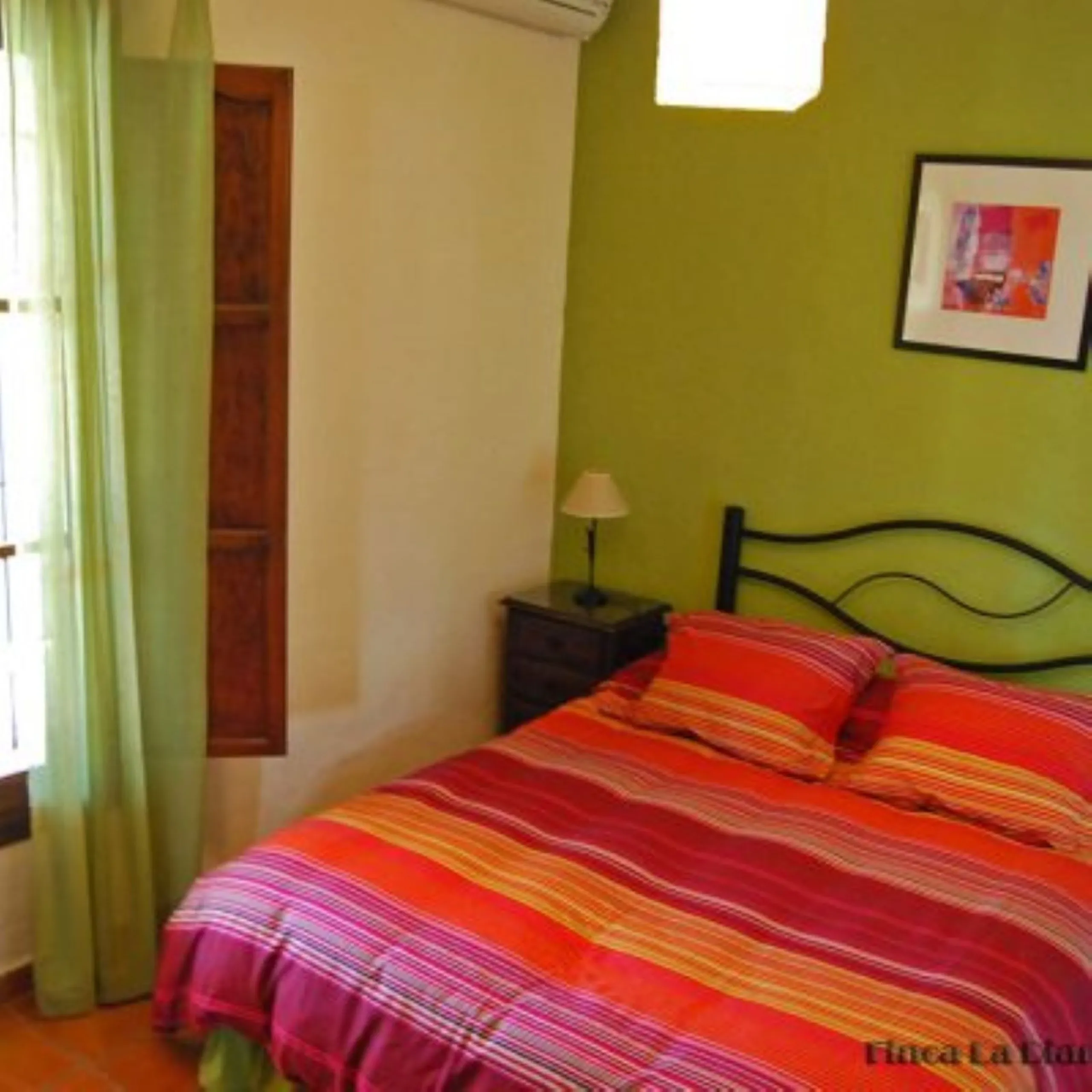 Andalusian Villa located on a plot of 12,000 square meters. With a 3000 m2 garden, mature with some trees over 100 years old, close to schools and shops, with easy access to the highway and close to Malaga airport.