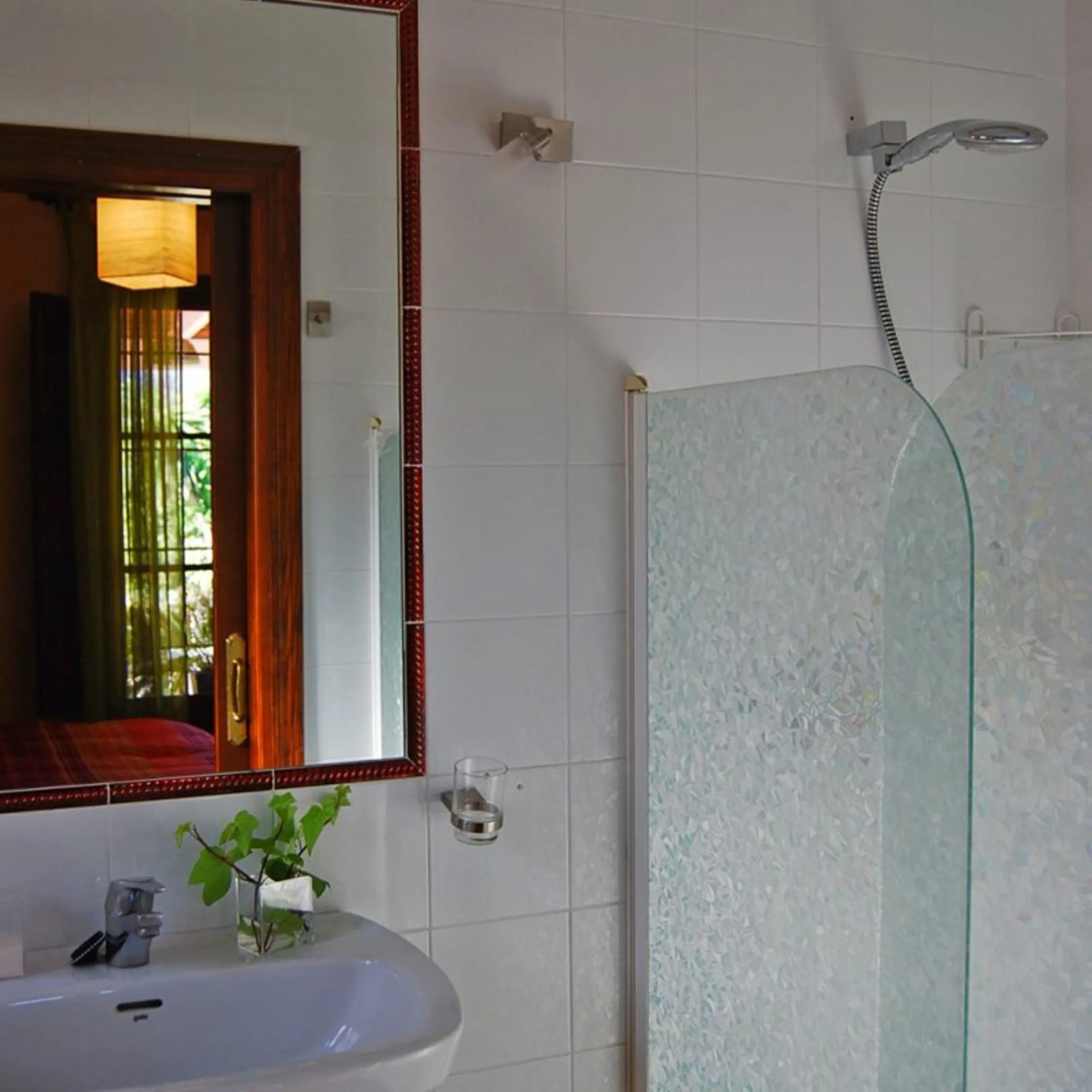 Andalusian Villa located on a plot of 12,000 square meters. With a 3000 m2 garden, mature with some trees over 100 years old, close to schools and shops, with easy access to the highway and close to Malaga airport.