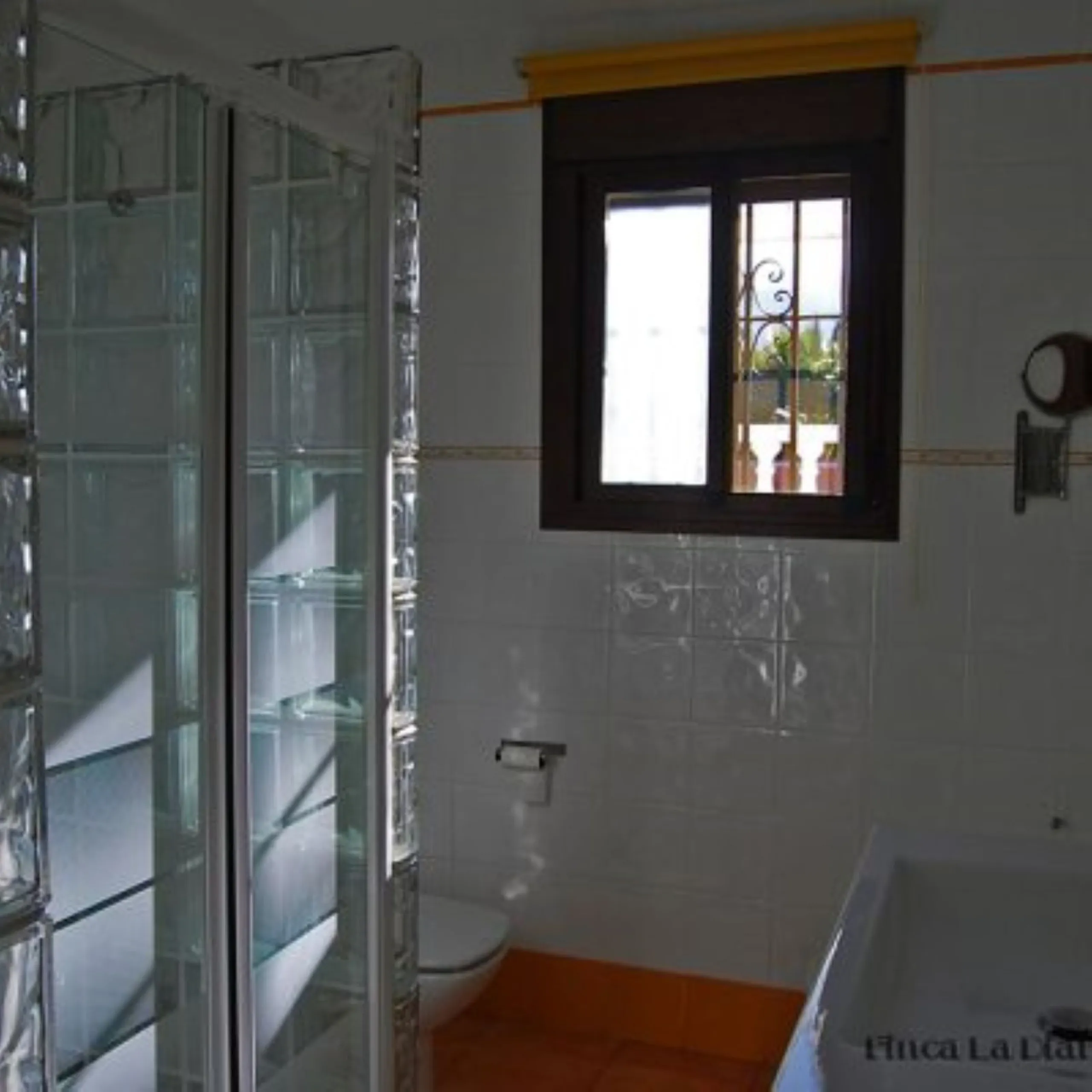 Andalusian Villa located on a plot of 12,000 square meters. With a 3000 m2 garden, mature with some trees over 100 years old, close to schools and shops, with easy access to the highway and close to Malaga airport.