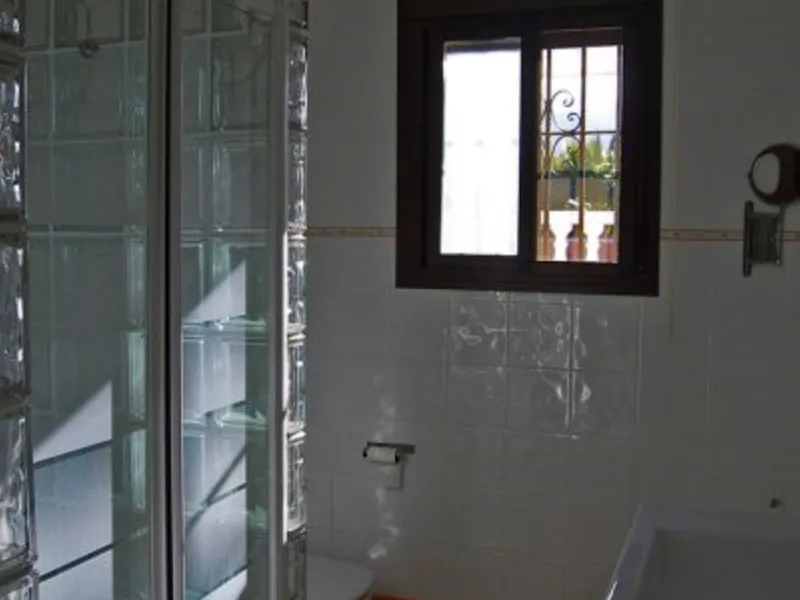 Andalusian Villa located on a plot of 12,000 square meters. With a 3000 m2 garden, mature with some trees over 100 years old, close to schools and shops, with easy access to the highway and close to Malaga airport.