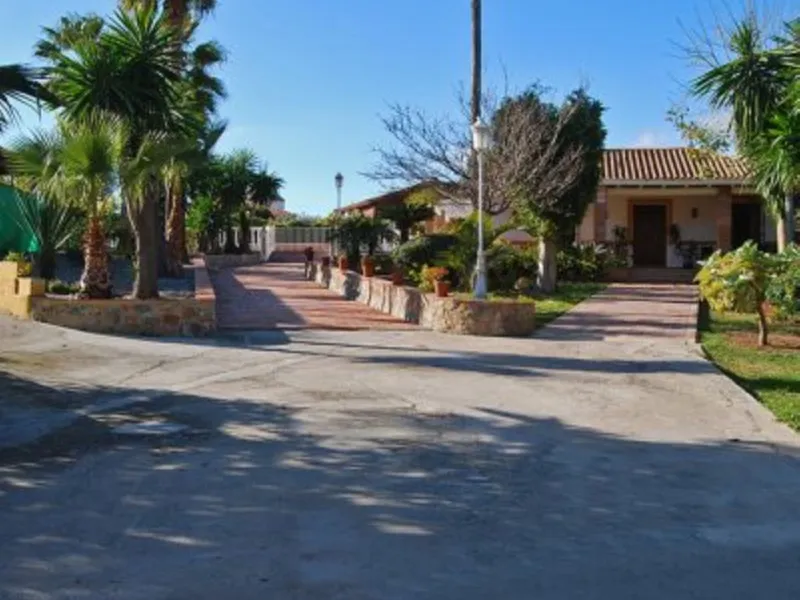 Andalusian Villa located on a plot of 12,000 square meters. With a 3000 m2 garden, mature with some trees over 100 years old, close to schools and shops, with easy access to the highway and close to Malaga airport.