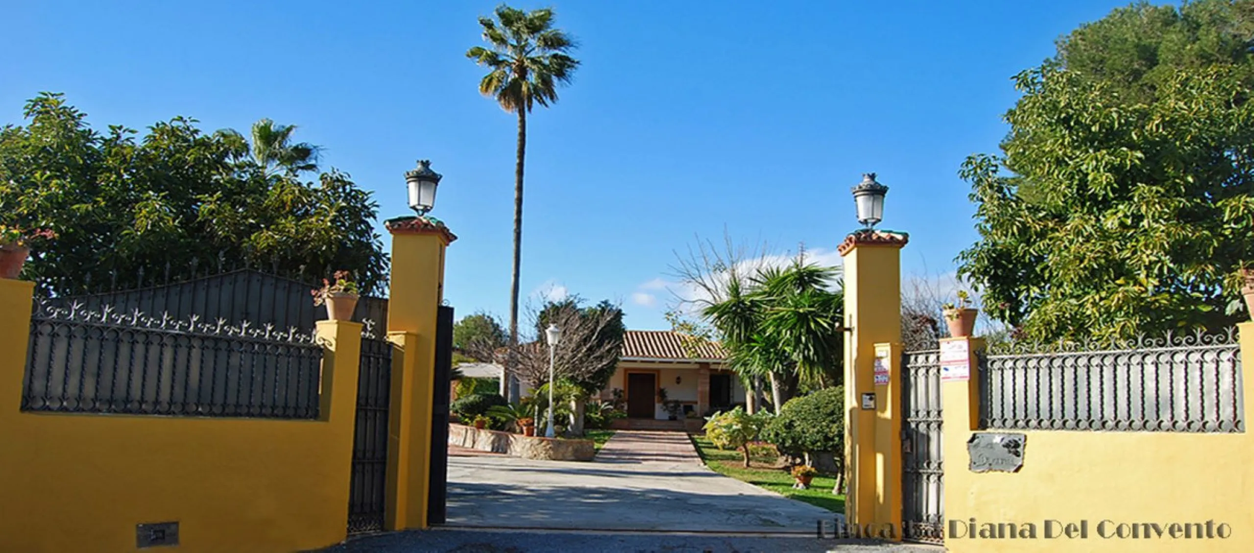 Andalusian Villa located on a plot of 12,000 square meters. With a 3000 m2 garden, mature with some trees over 100 years old, close to schools and shops, with easy access to the highway and close to Malaga airport.