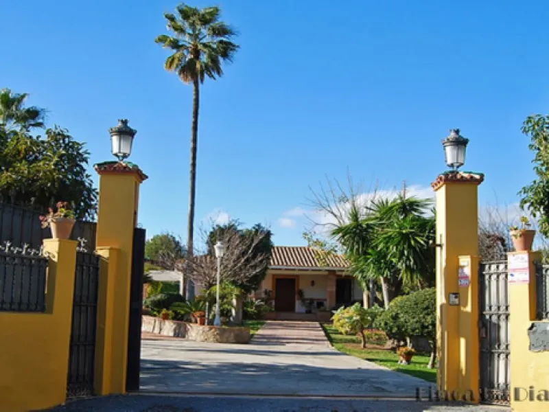 Andalusian Villa located on a plot of 12,000 square meters. With a 3000 m2 garden, mature with some trees over 100 years old, close to schools and shops, with easy access to the highway and close to Malaga airport.