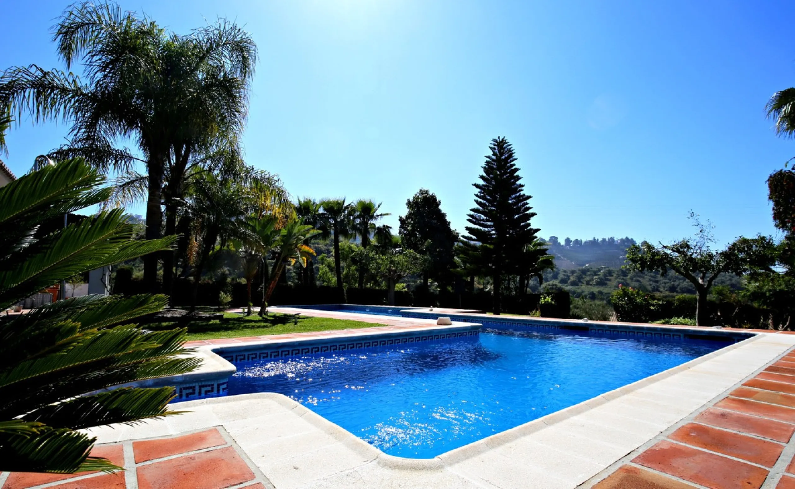 Exclusive and unique of its kind: a 16.000m2 Andalusian vacation resort with horse farm between Frigiliana and Nerja - with a built-up area of more than 1.600m2! In total, the resort has nine bedrooms, ten bathrooms and two guest toilets, spread over two 