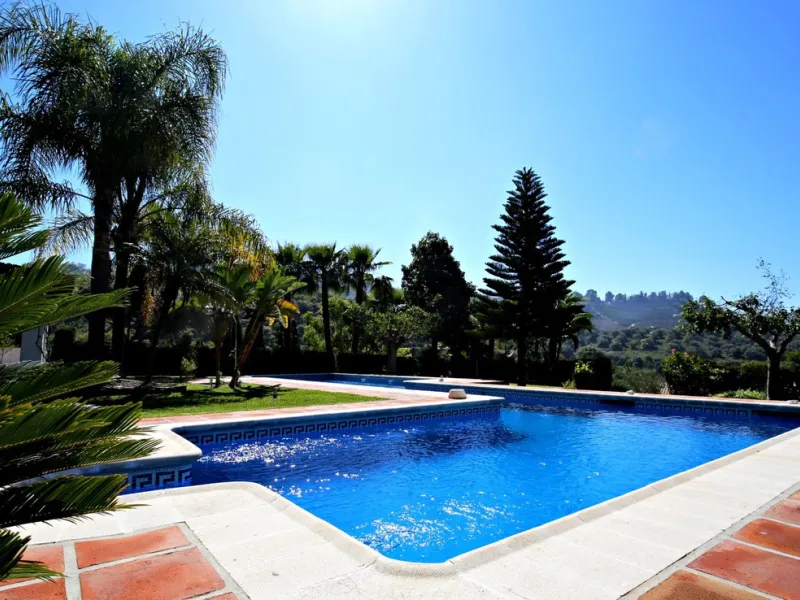 Exclusive and unique of its kind: a 16.000m2 Andalusian vacation resort with horse farm between Frigiliana and Nerja - with a built-up area of more than 1.600m2! In total, the resort has nine bedrooms, ten bathrooms and two guest toilets, spread over two 